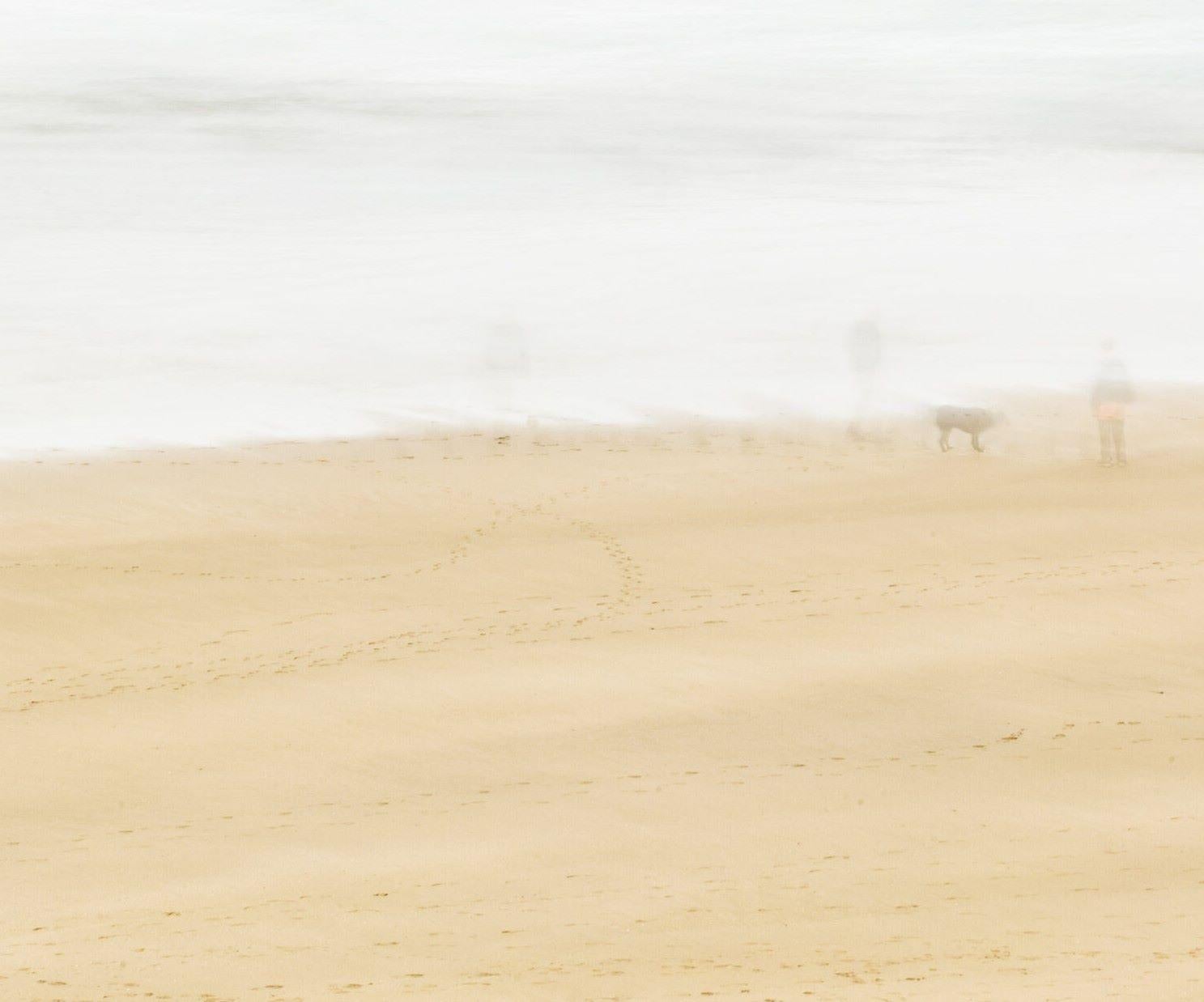 Dog Three - Photographie contemporaine sur papier awagami washi bambou - Print de Sandy Steele-Perkins