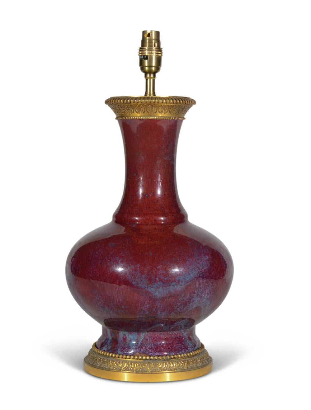 Sang de Boeuf chinesische antike Tischlampe mit französischen vergoldeten Halterungen (Glasiert)