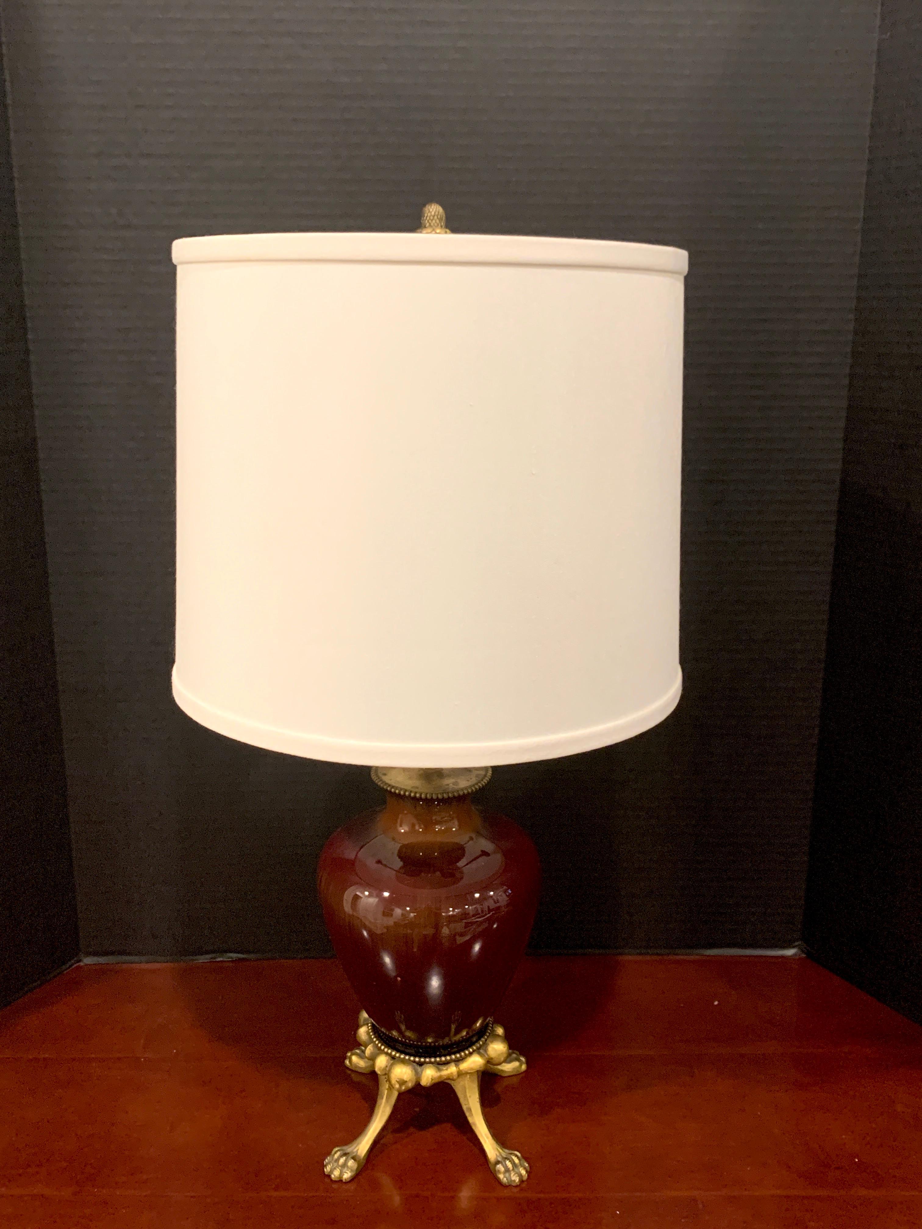 Sang de Boeuf, Ormolu Mounted Vase, von Rookwood Pottery 1936, jetzt als Lampe, Light Glaze
Schöne glasierte Vase auf vier eleganten ormolierten Tatzenfüßen, zugeschrieben E.F. Caldwell (Ormolu)
Maße: 21