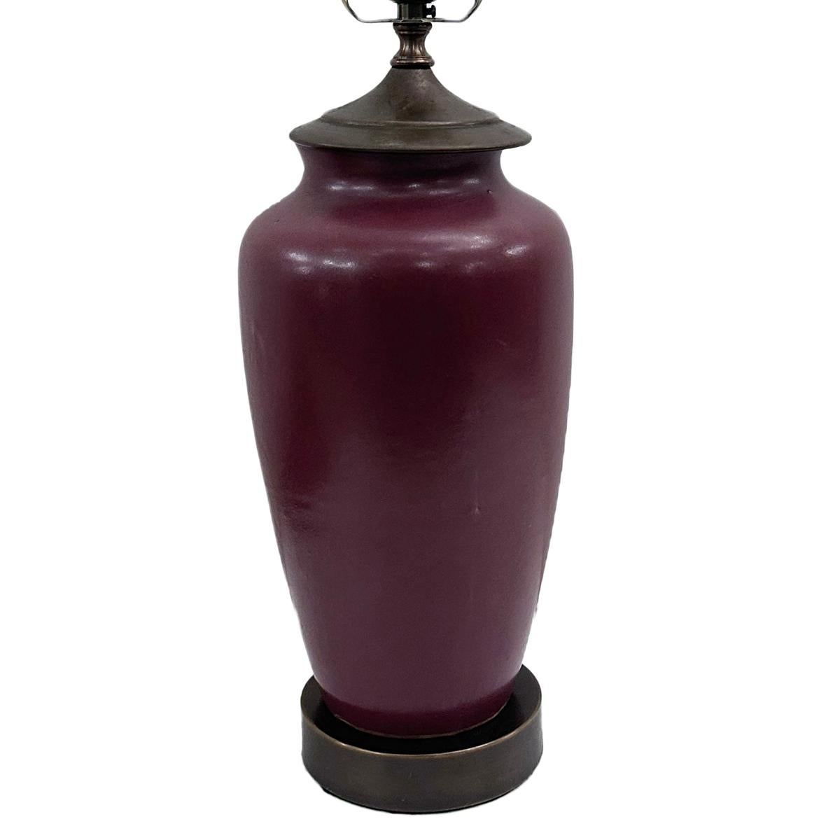Lampe en porcelaine française des années 1920.

Mesures :
Hauteur du corps : 15
Hauteur jusqu'à l'appui de l'abat-jour : 23
