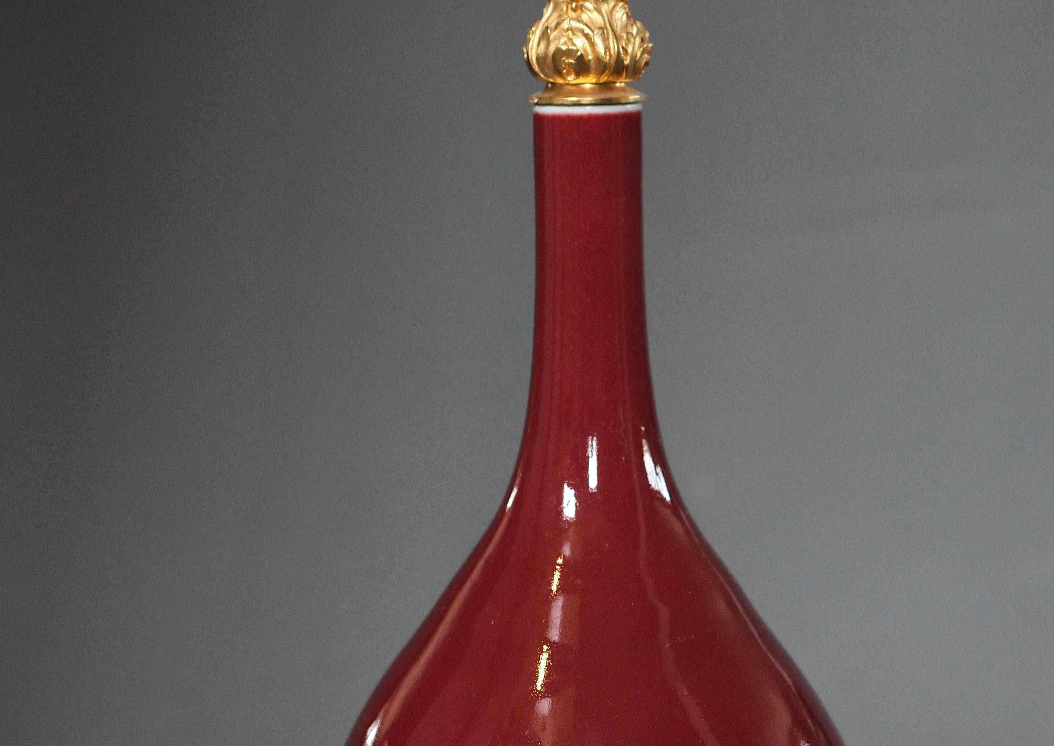 Pareja de lámparas de porcelana Sang de Boeuf con base de latón dorado.

Hasta la parte superior de la porcelana 15.5 pulgadas

Las pantallas no están incluidas 
