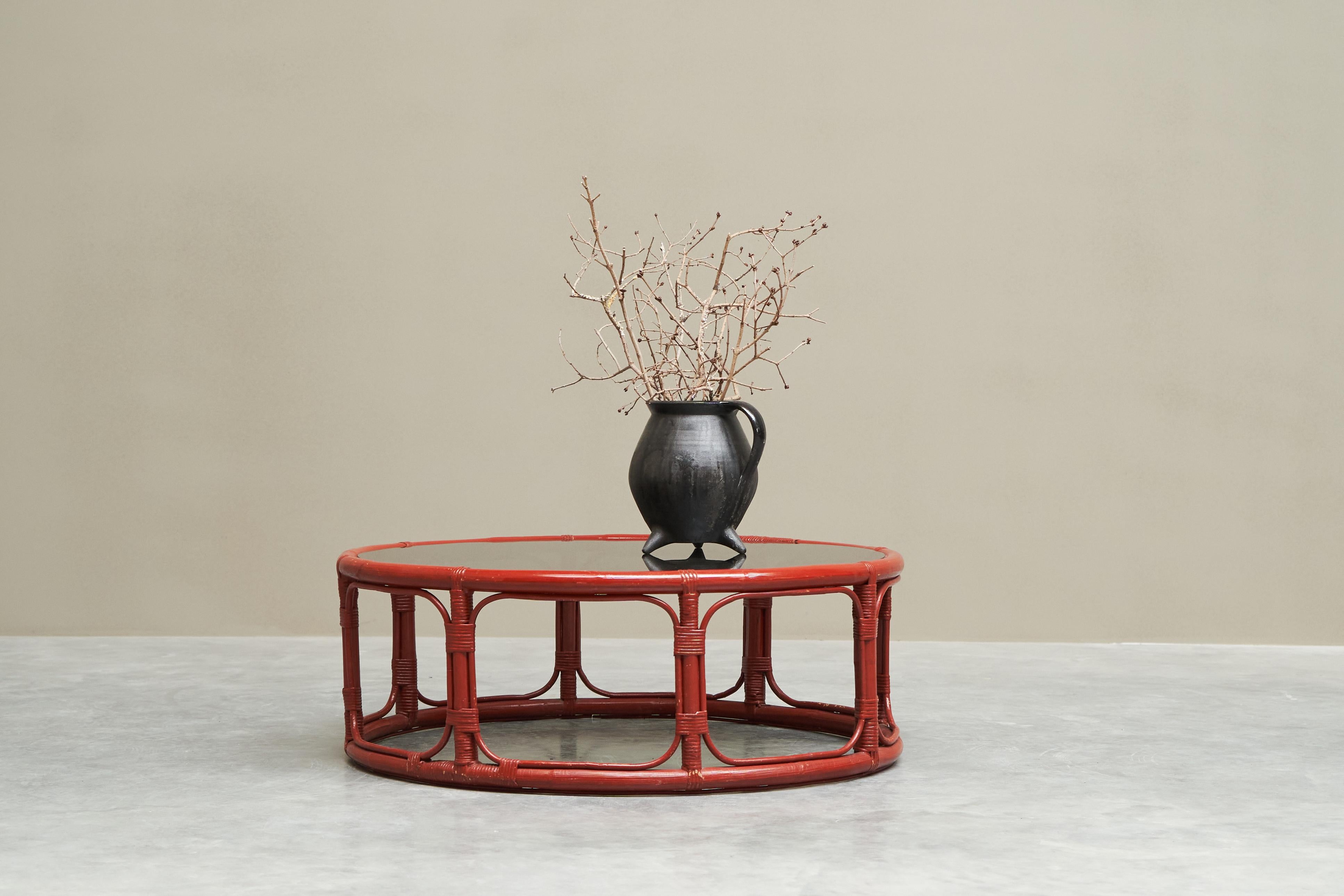 'Sang de Boeuf' Red Lacquered Bamboo and Smoke Glass Coffee Table Mid 20th Century.

This is a very distinct mid century coffee table in red lacquered bamboo with a top in smoked glass.

A great table this is, with a joyful and timeless design. But