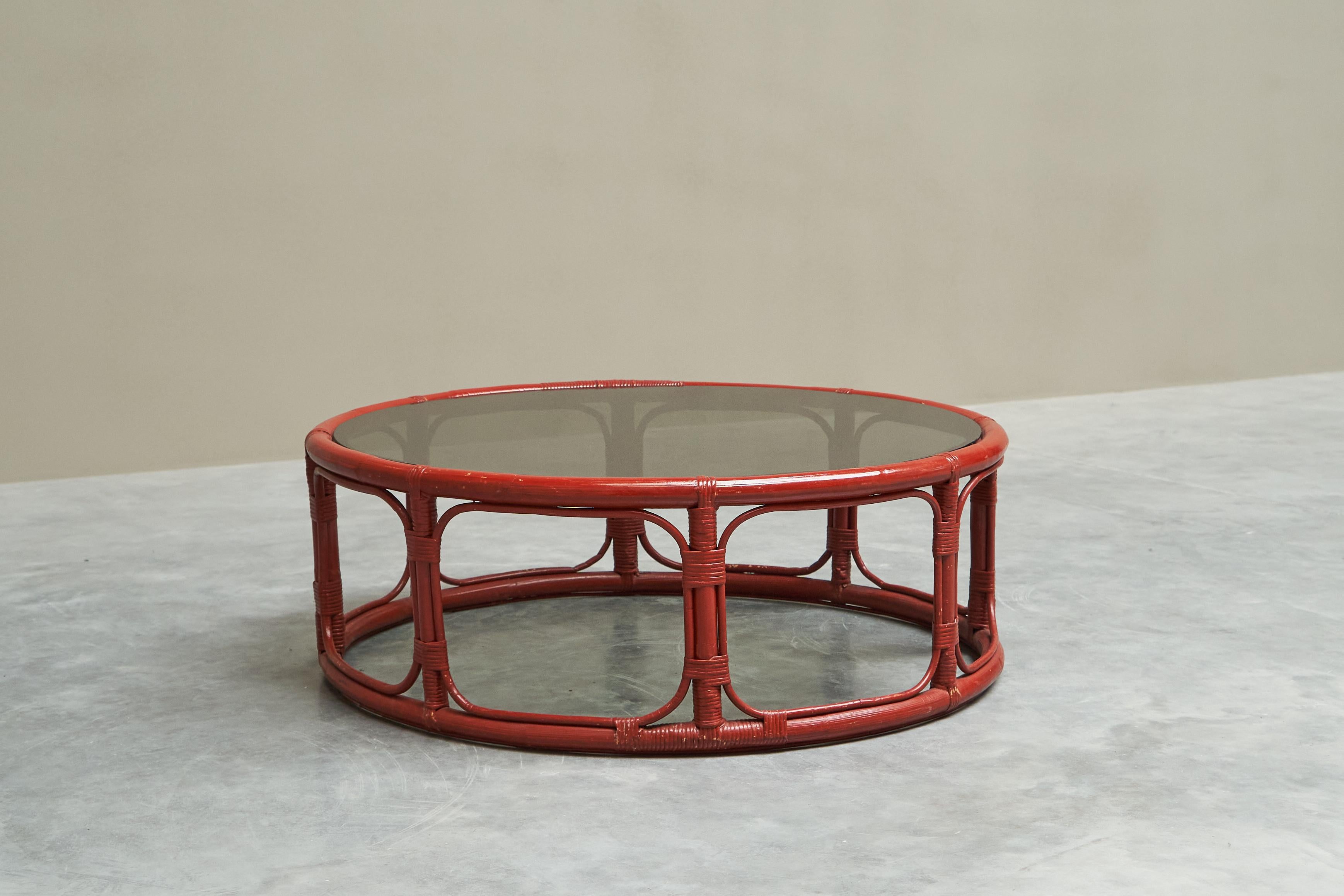 'Sang de Boeuf' Red Lacquered Bamboo and Glass Coffee Table Mid 20th Century In Good Condition For Sale In Meer, VAN
