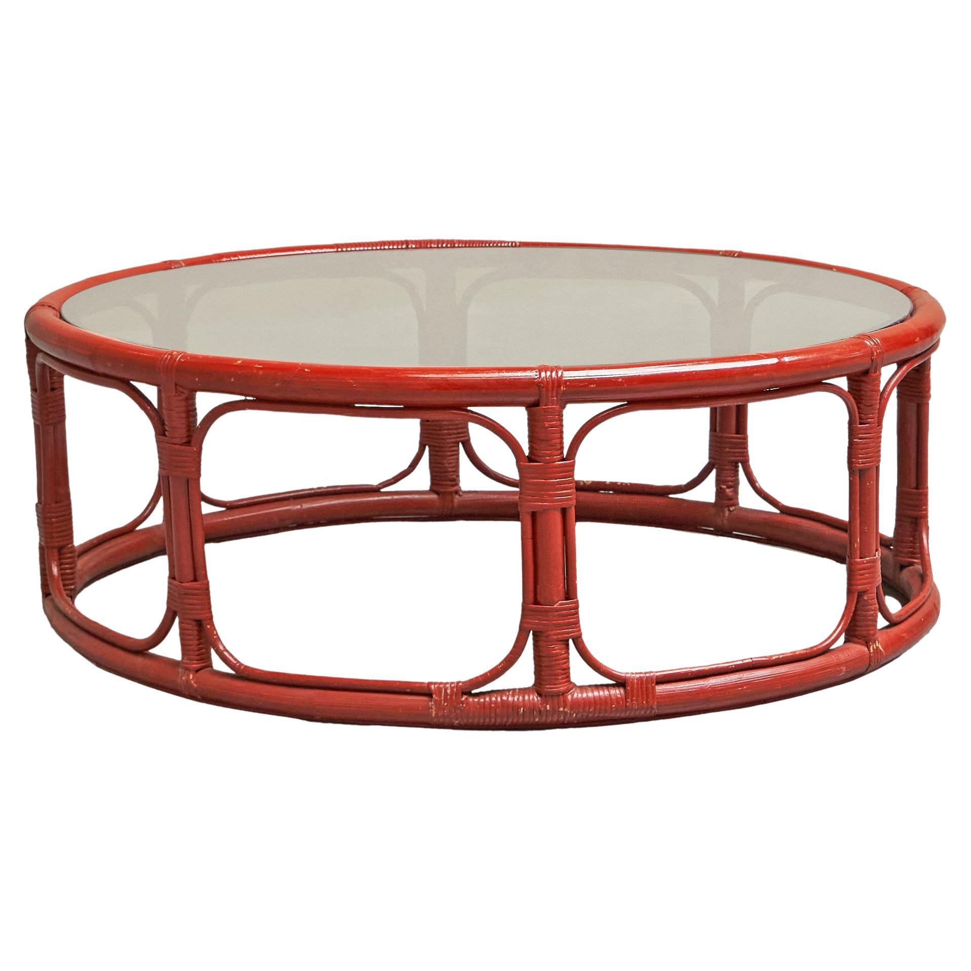 Table basse en bambou laqué rouge et verre 'Sang de Boeuf' Milieu du 20e siècle