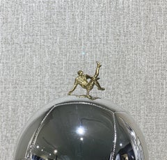 The blue crown with the migrants workers, figurative sculpture balloon by M. OH