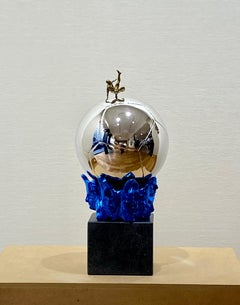 The blue crown with the migrants workers, figurative sculpture balloon by M. OH