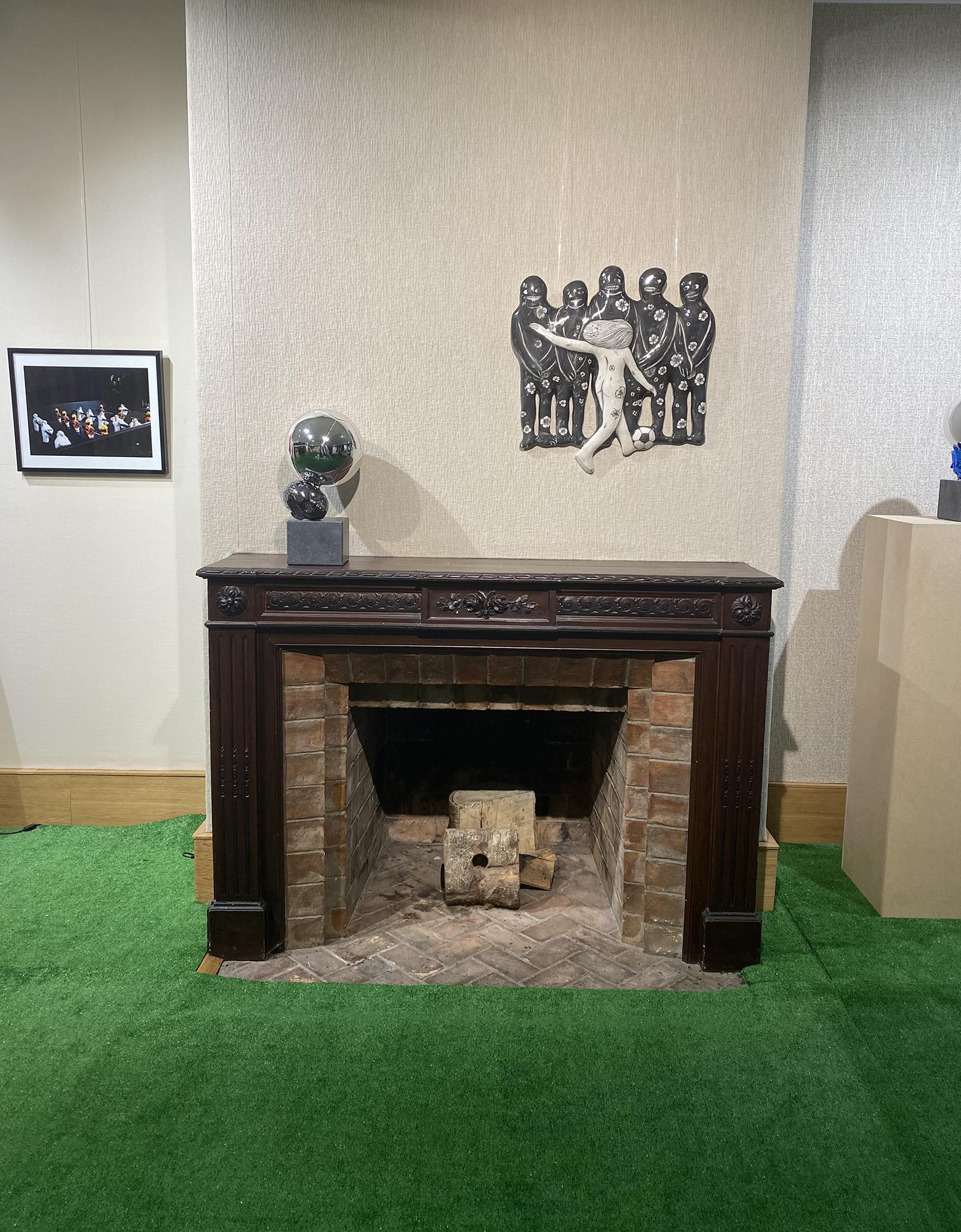 Unique piece by Sang-il Oh.
Fiberglass, FRP, chrome plating, stainless steel, sea black stone

Oh, Sang-Il (1950~) was born in Jinnampo-si, refuging from North Korea during the Korean War and arrived in Busan by U.S troopship. After moving to Jeju,