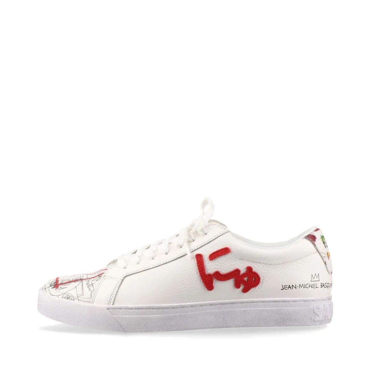 La sneaker Sangacio x Basquiat Leather in bianco è un pezzo audace in edizione limitata che fonde lo stile street contemporaneo con l'espressione artistica. Realizzate in pelle pregiata, presentano una base bianca e pulita che mette in risalto la