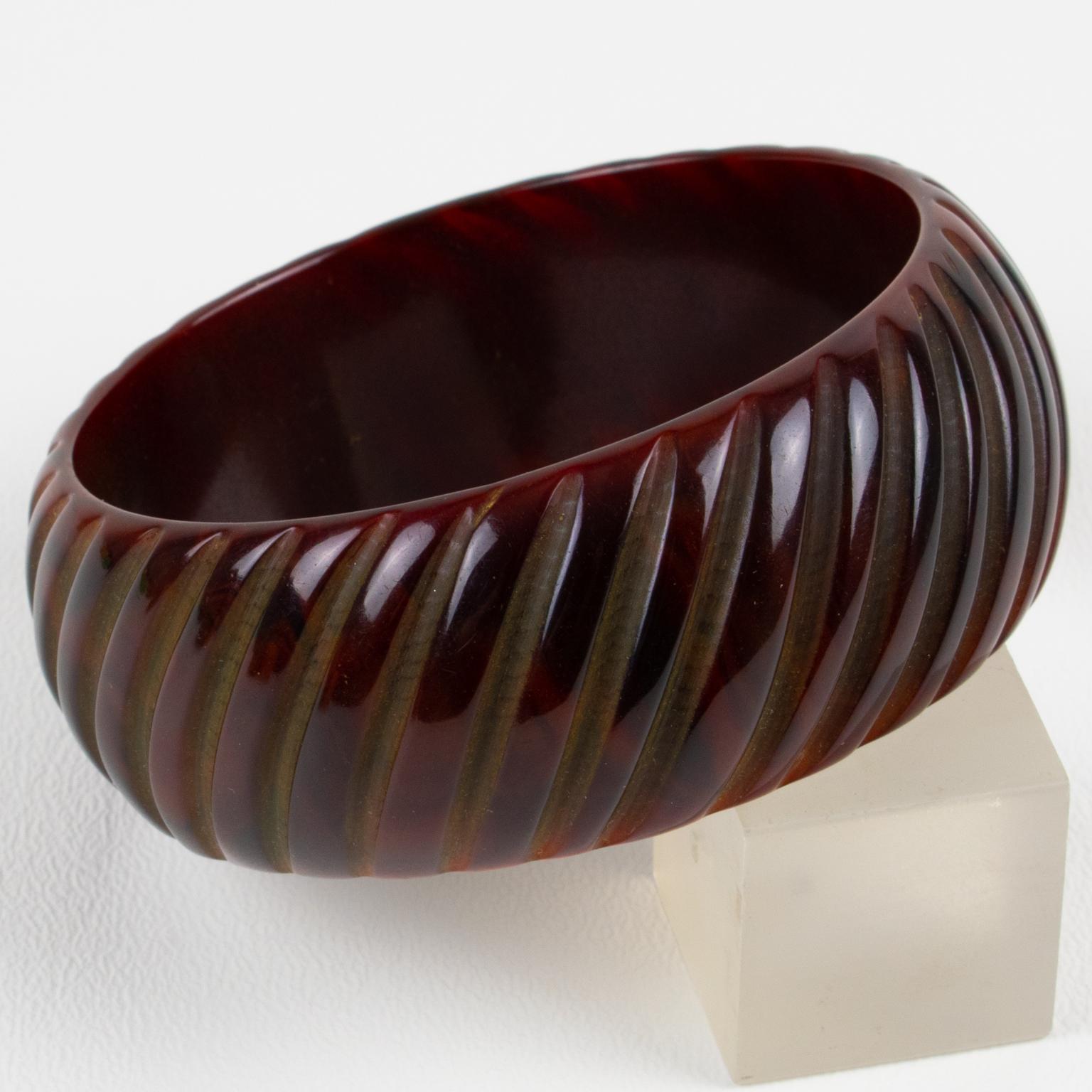 da uomo o donna Bracciale Bangle in bachelite Sangria con incisione geometrica in vendita