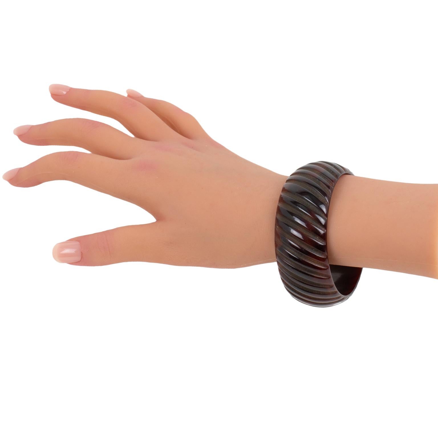 Bracciale Bangle in bachelite Sangria con incisione geometrica in vendita 3