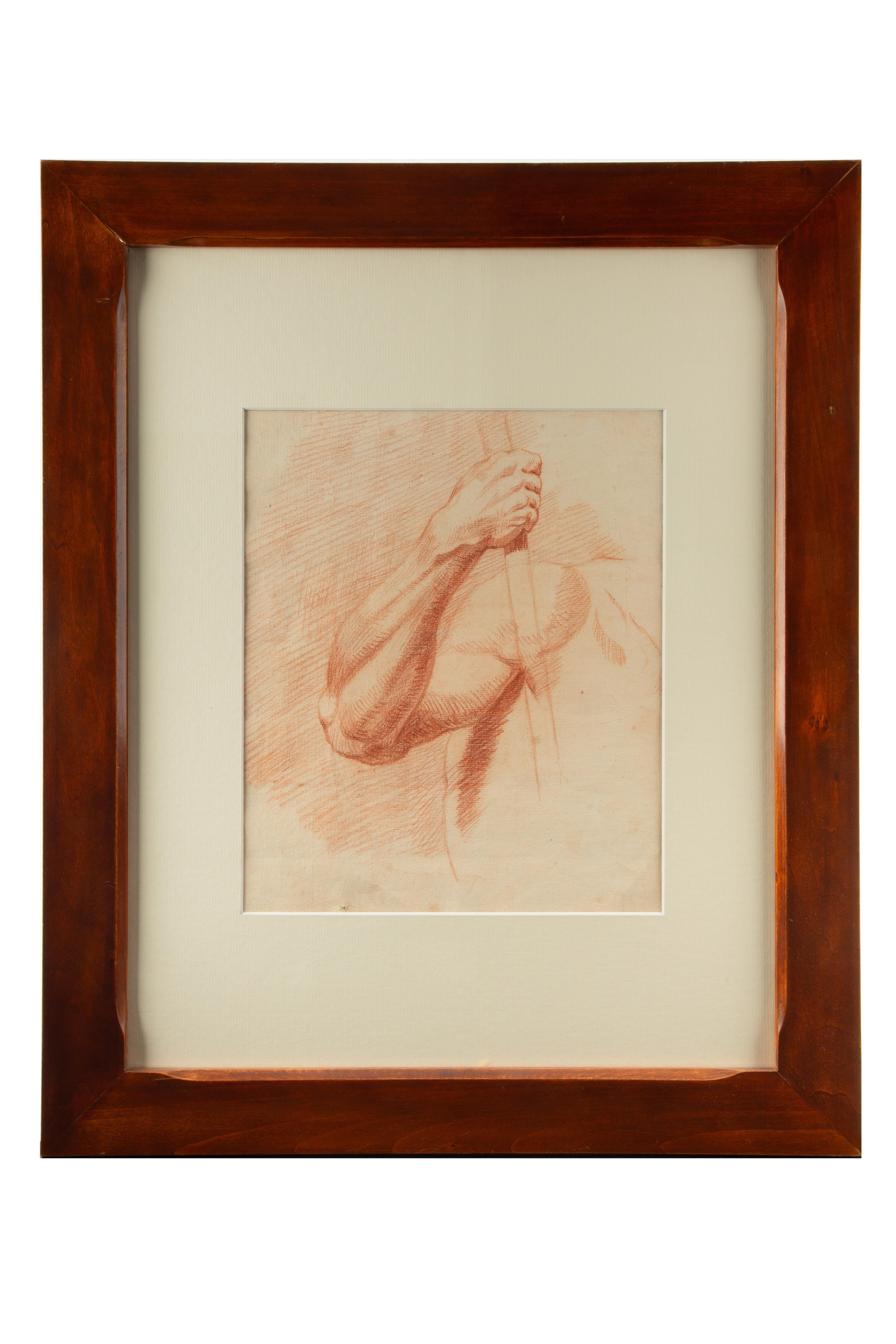 Un elegante disegno a pastello rosso del XVIII secolo che raffigura un braccio maschile muscoloso che afferra un bastone, eseguito con un tratteggio fine, un'ombreggiatura sottile e una precisione anatomica indicativa delle pratiche accademiche di