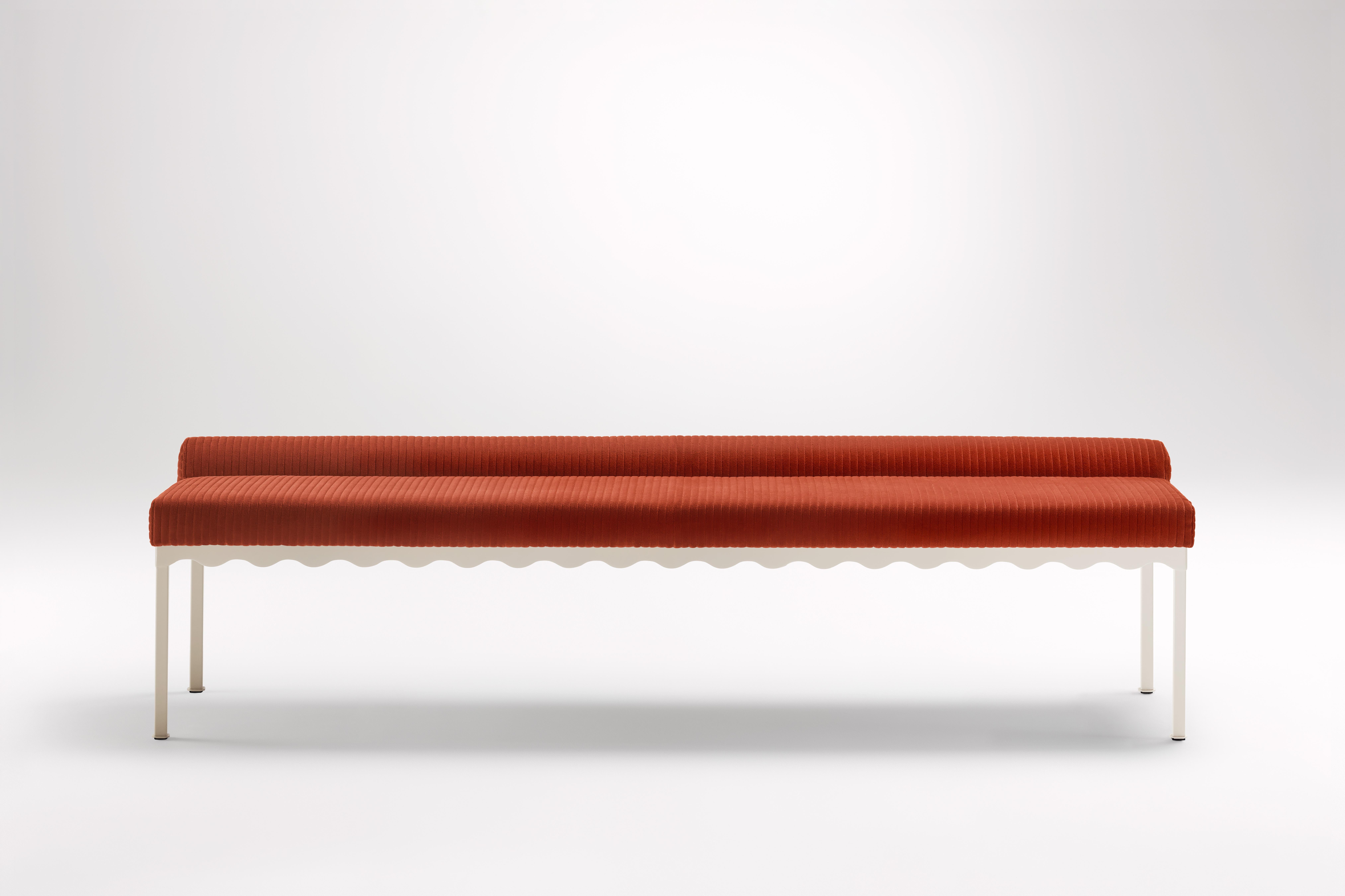 Sanguine Bellini 2040 Bank von Coco Flip
Abmessungen: T 204 x B 54 x H 52,5 cm
MATERIALIEN: Holz / gepolsterte Platten, pulverbeschichteter Stahlrahmen. 
Gewicht: 30 kg
Rahmen-Oberflächen: Textura Paperbark.

Coco Flip ist ein Studio für Möbel- und