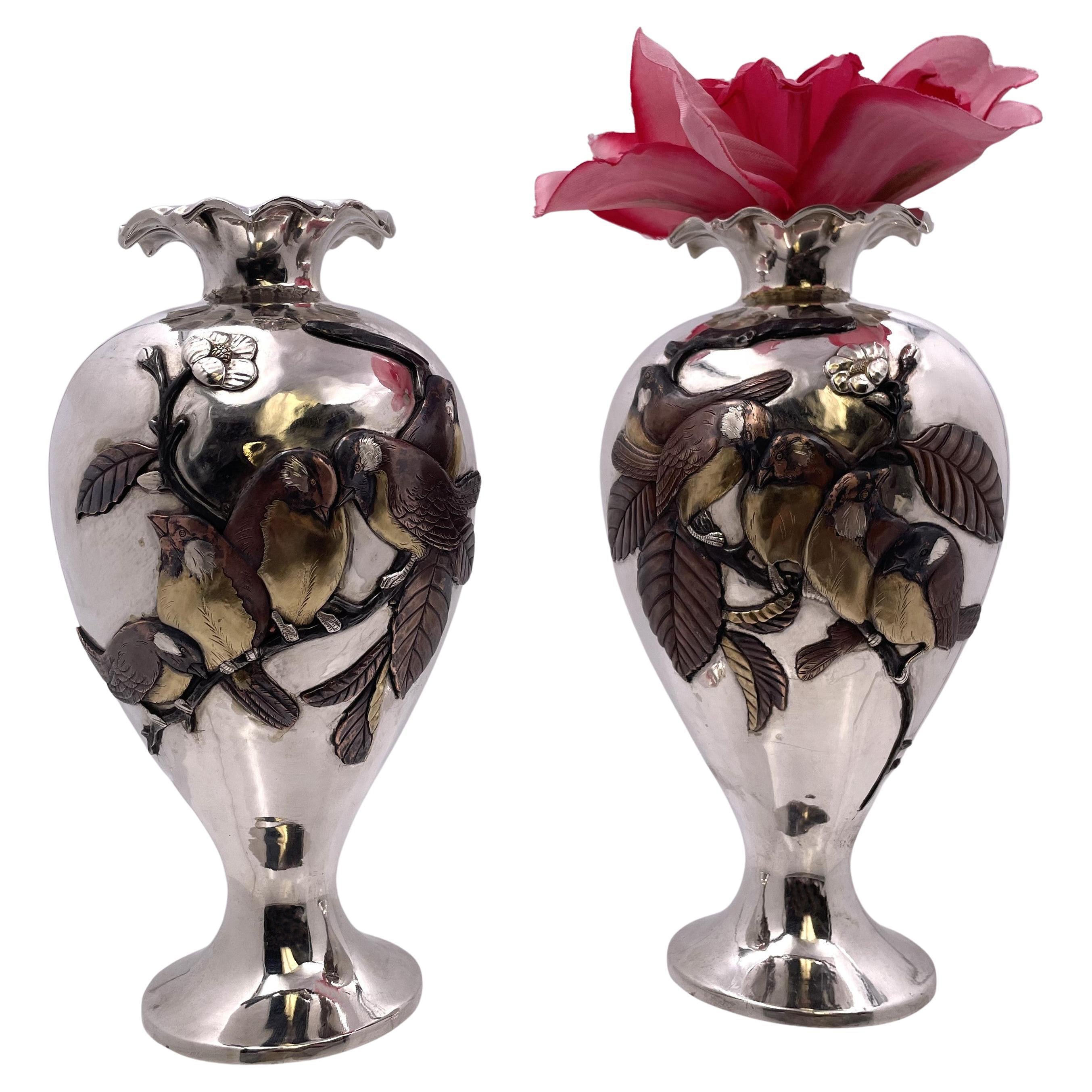 Sanju Saku Paar japanische Mischmetallvasen aus Sterlingsilber mit aufgesetzten Motiven im Angebot