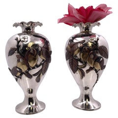 Sanju Saku Paar japanische Mischmetallvasen aus Sterlingsilber mit aufgesetzten Motiven