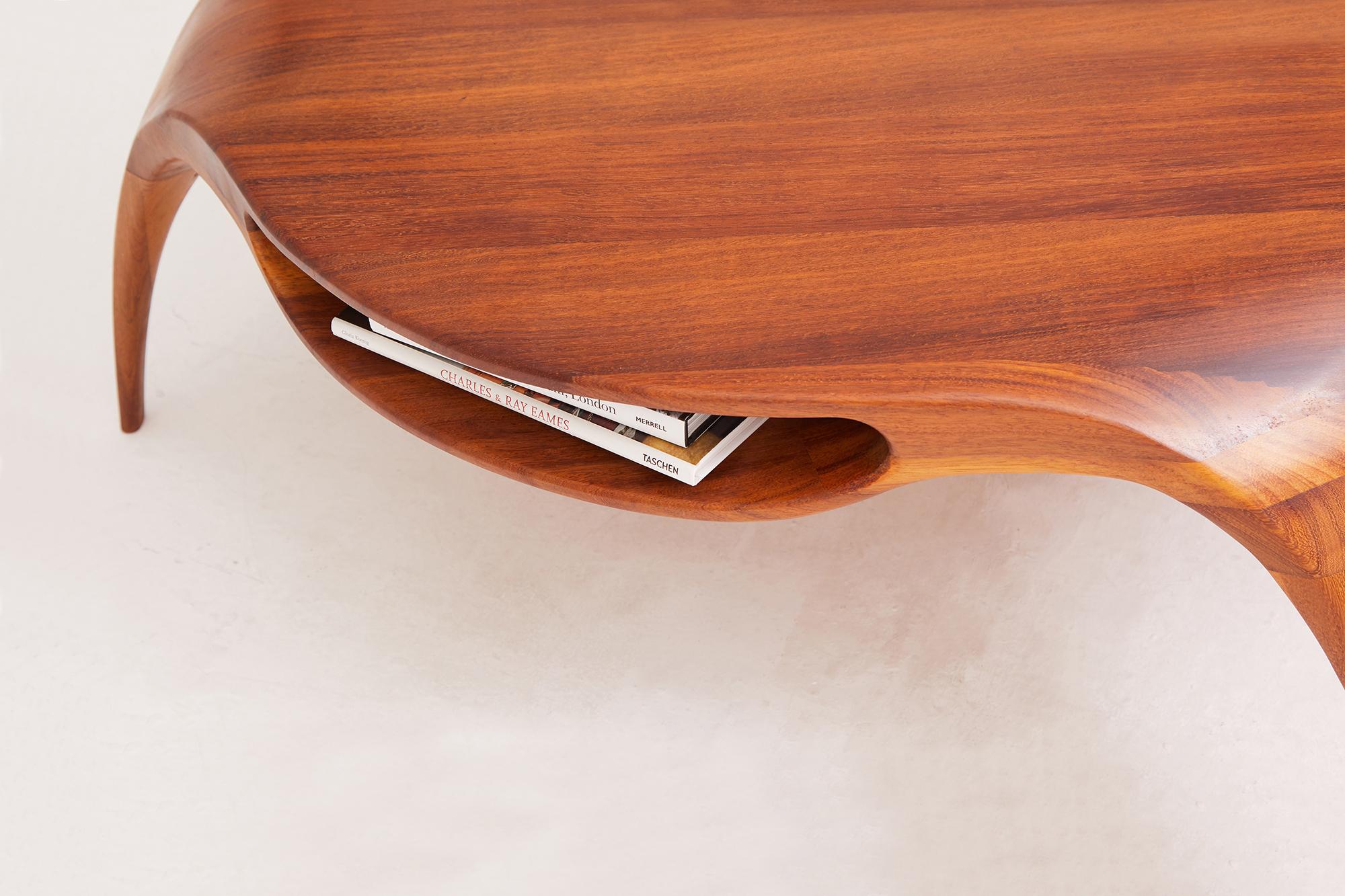 Mesa baja Sankao de madera de iroko by Henka Lab en Nuevo estado para la venta en Geneve, CH