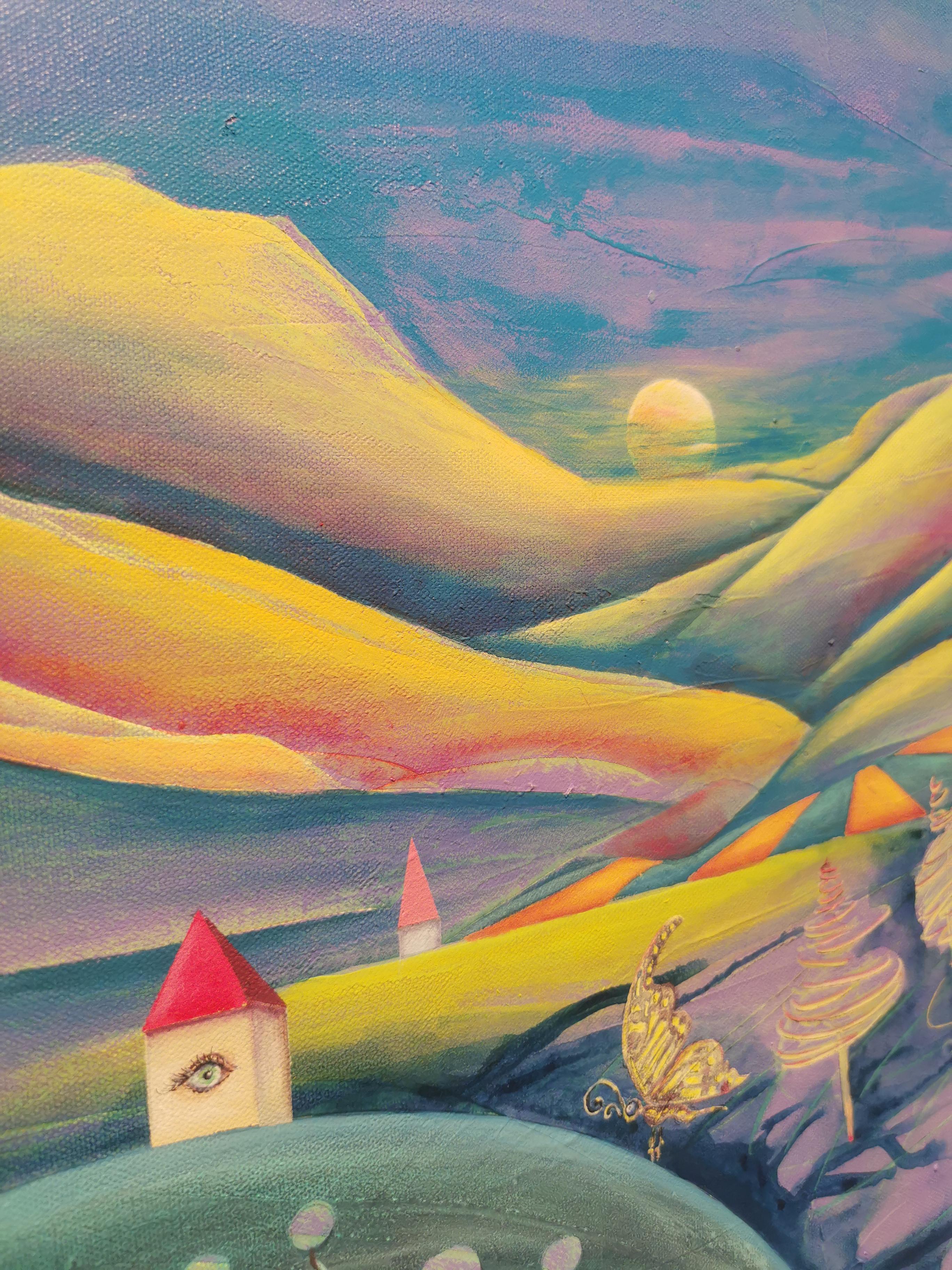 L'immagine raffigura un dipinto fantastico e surreale, ricco di colori e dettagli intriganti. Il paesaggio è caratterizzato da dolci colline dalle tonalità vivaci come il giallo, il verde e il viola, con un sole che sorge o tramonta e che brilla