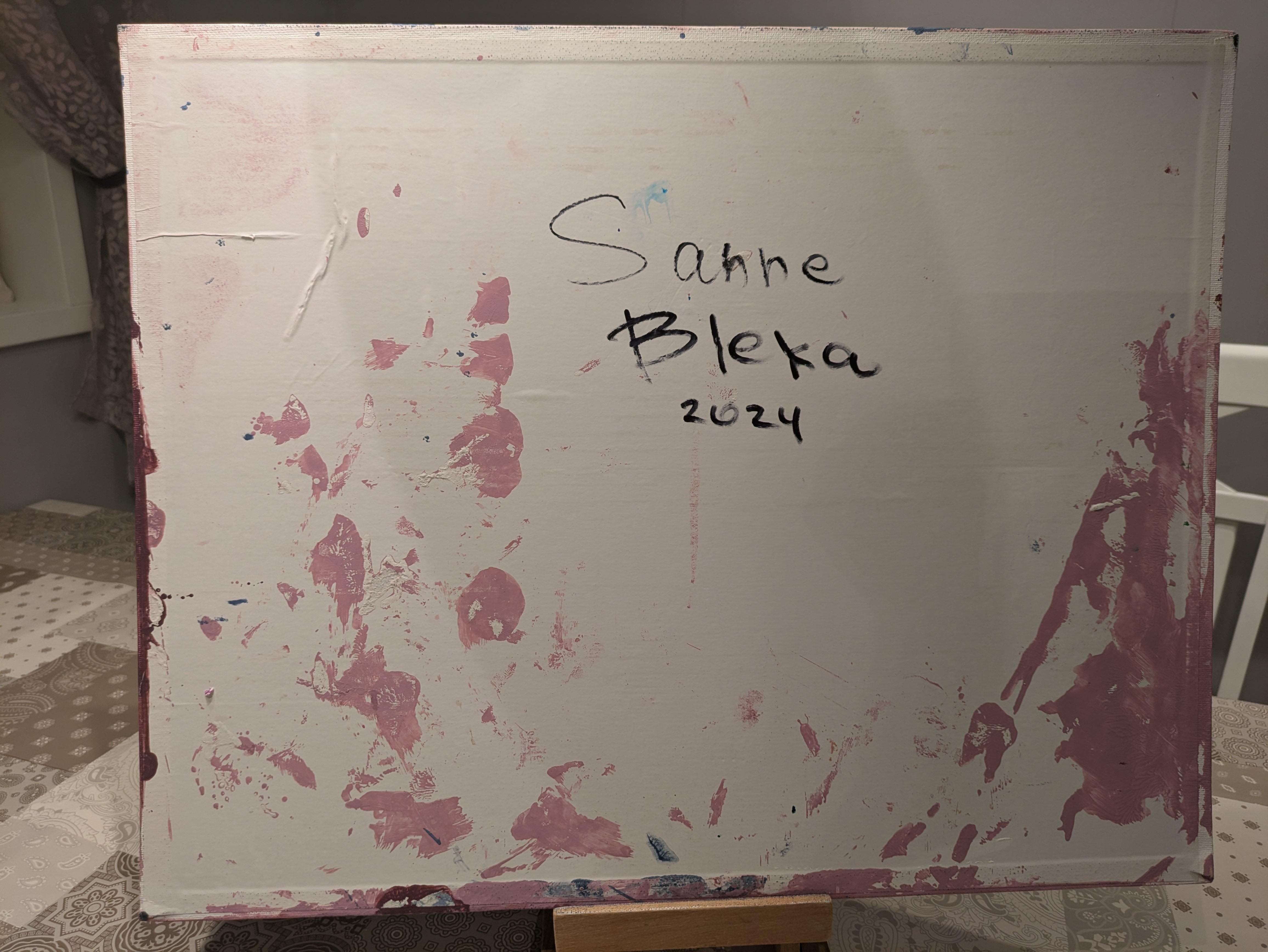 Il quadro è dipinto in stile moderno. L'artista crea motivi di paesaggi armoniosi del futuro. L'idillio di un villaggio ecologico ha un effetto positivo sullo spettatore. Ci sono dettagli fantasy nell'opera. Lo spettatore può immaginare di