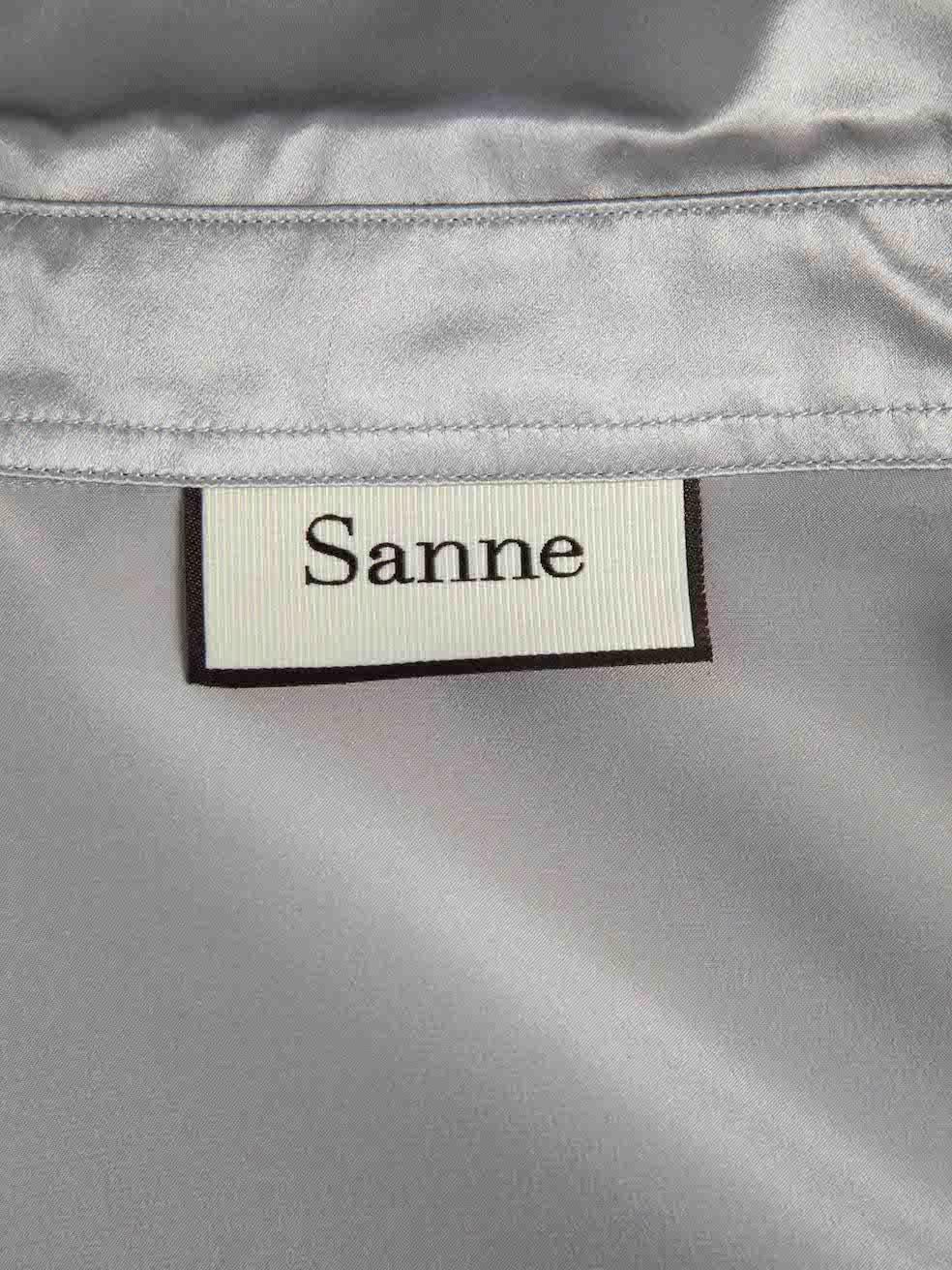Sanne - Chemise à boutons en soie grise et pierres précieuses pour femmes Pour femmes en vente