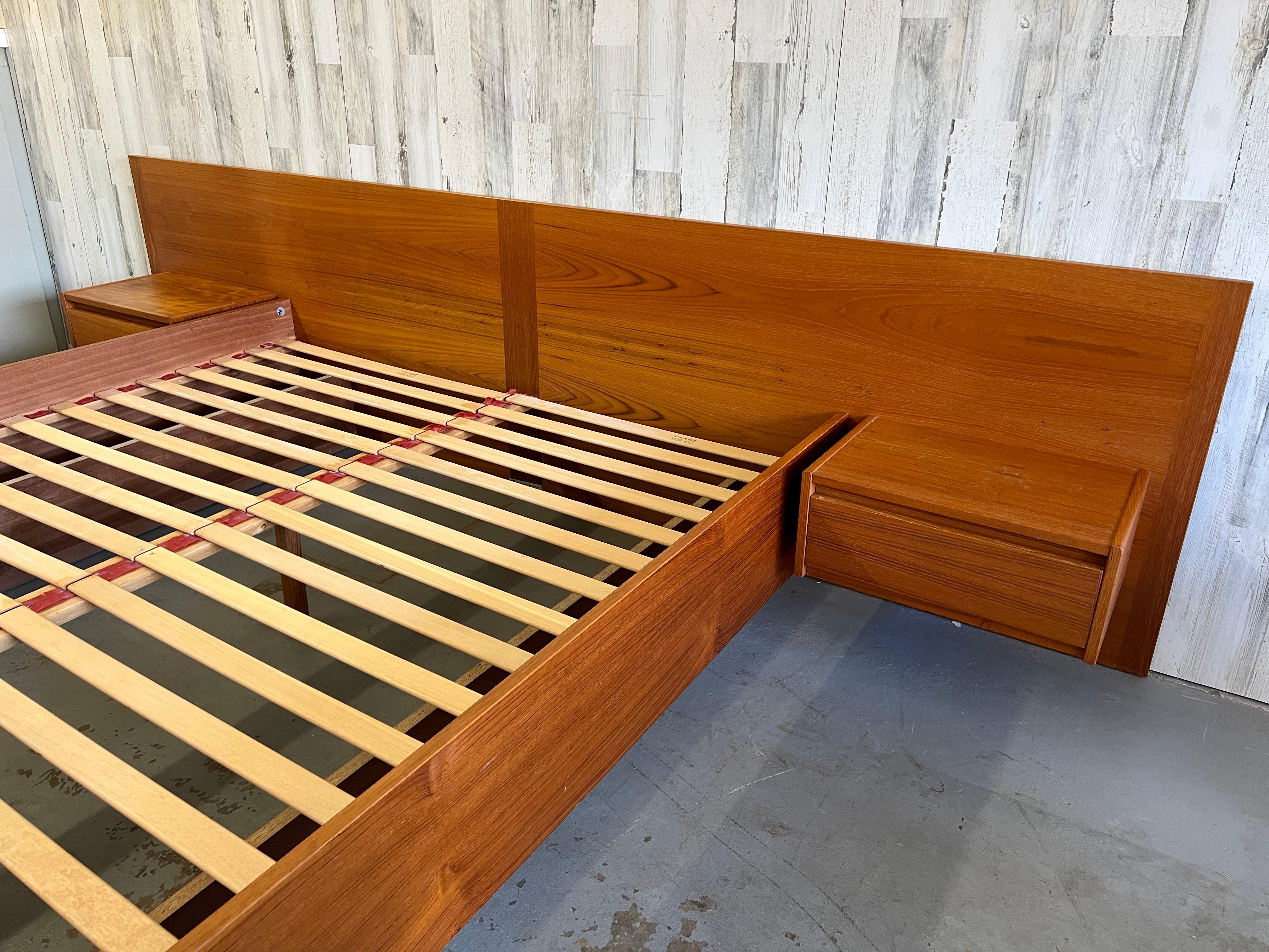 Sannemann Møbelfabrik Danish Teak Platform Queen Size Bed In Good Condition In Denton, TX