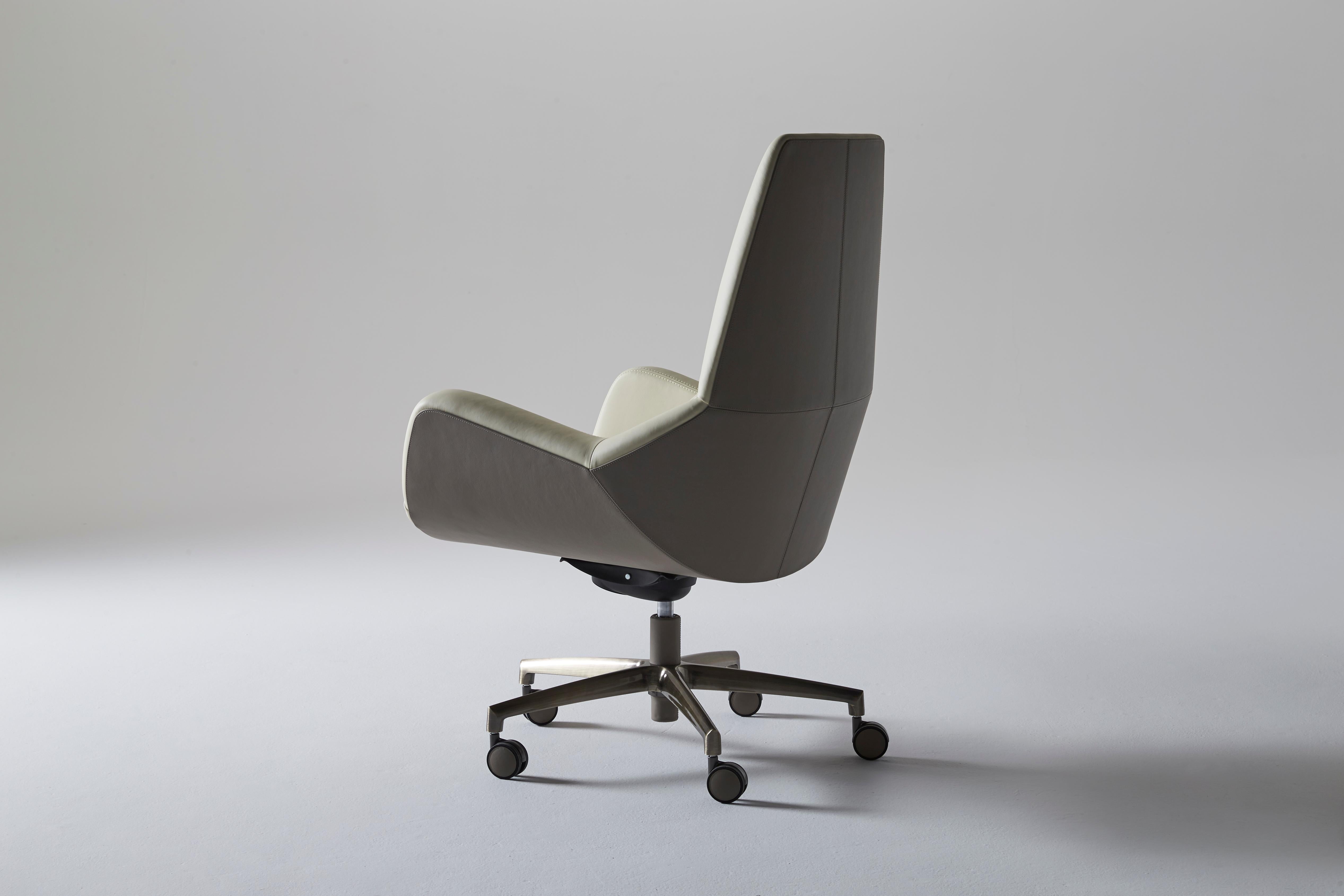 Sanremo Leder-Chefsessel mit höhenverstellbarem Drehfuß (Moderne) im Angebot