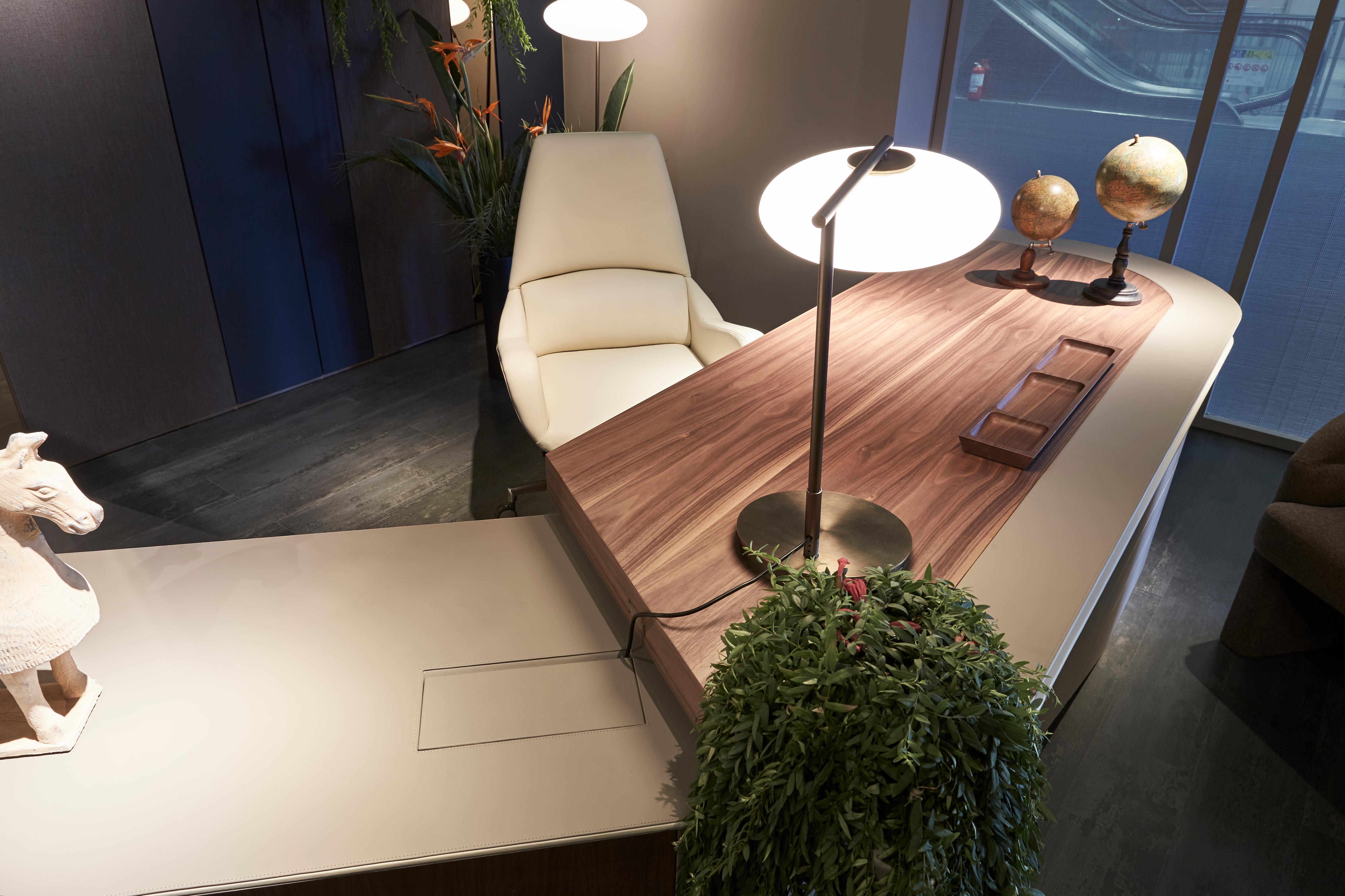 Sanremo Leder-Chefsessel mit höhenverstellbarem Drehfuß (Zeitgenössisch) im Angebot