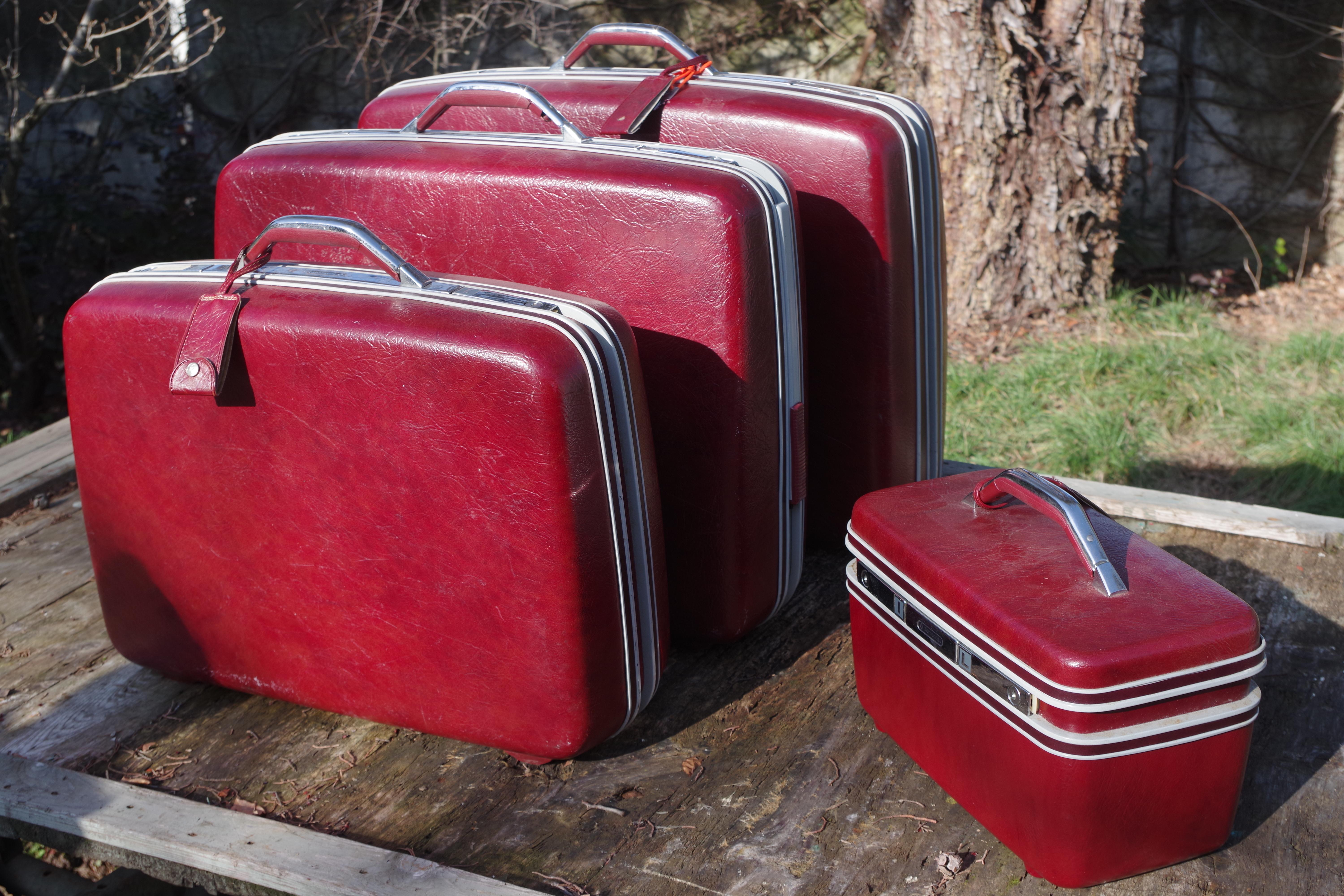 Sansonite 1970 rigid suitcases with relative key and tag.
The measures are:
20 x 37 x 32
44 x 59 x 21 
80 x 56 x 26 
70 x 52 x 22.
  