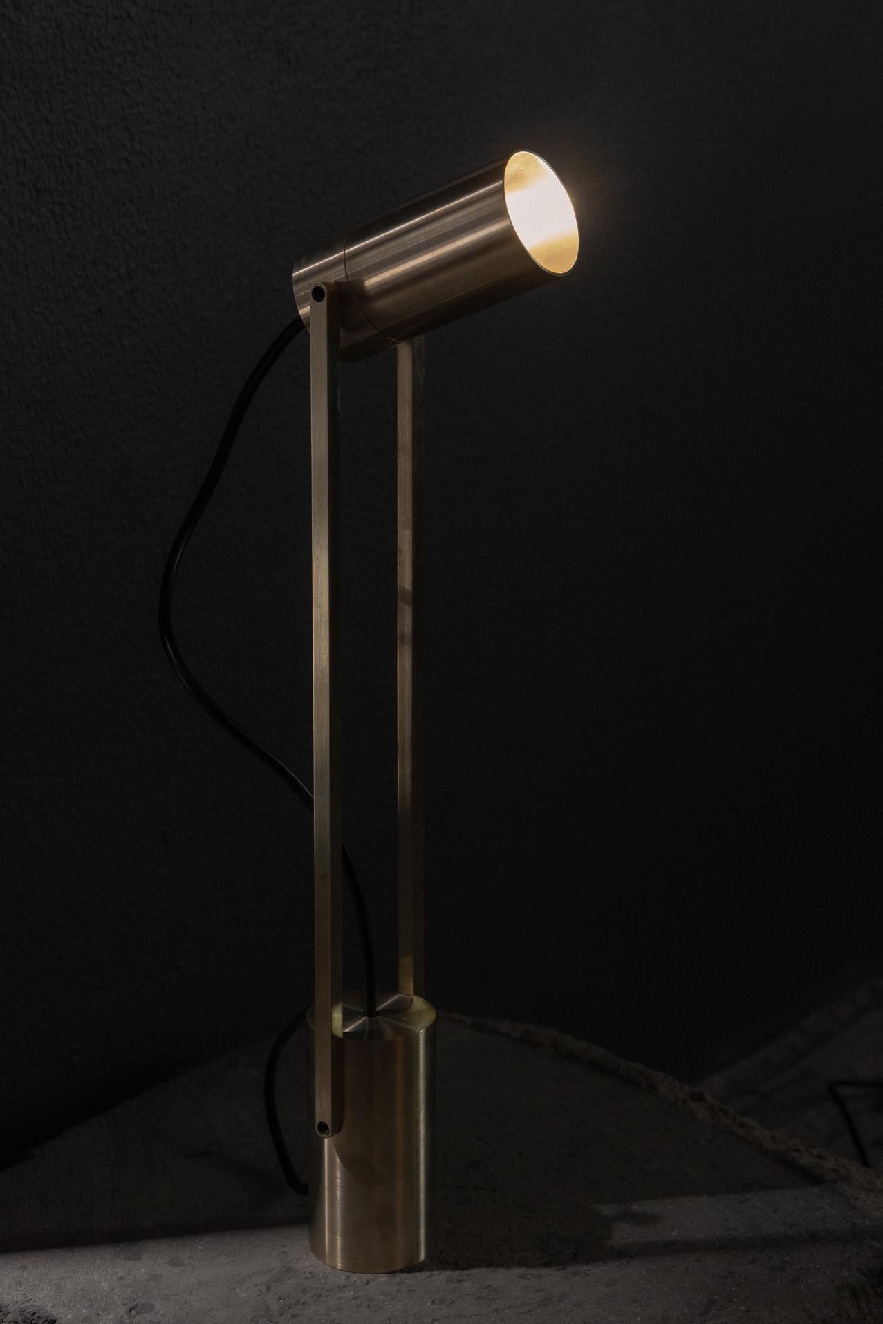 Lampe à poser Santa en laiton vieilli par Nuumbra
Dimensions : Ø 6,3 x H 50 cm : Ø 6,3 x H 50 cm. 
MATERIAL : Laiton AGE.

Disponible en acier noirci ou en laiton vieilli. Les prix peuvent varier. Toutes nos lampes peuvent être câblées en fonction