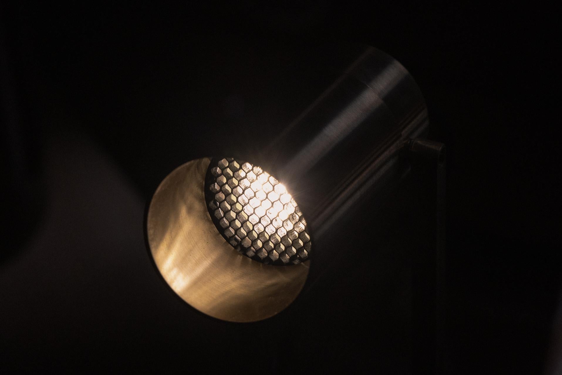 Moderne Lampe à poser Santa 56 en laiton vieilli par Nuumbra en vente