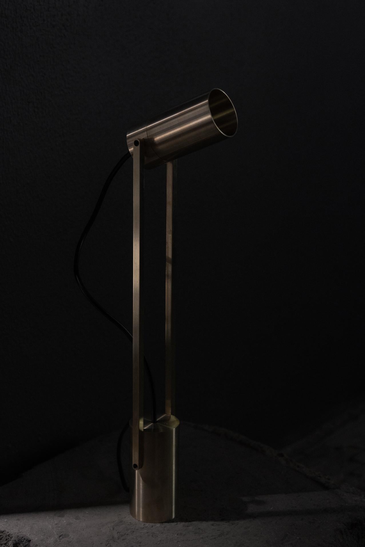 XXIe siècle et contemporain Lampe à poser Santa 56 en laiton vieilli par Nuumbra en vente