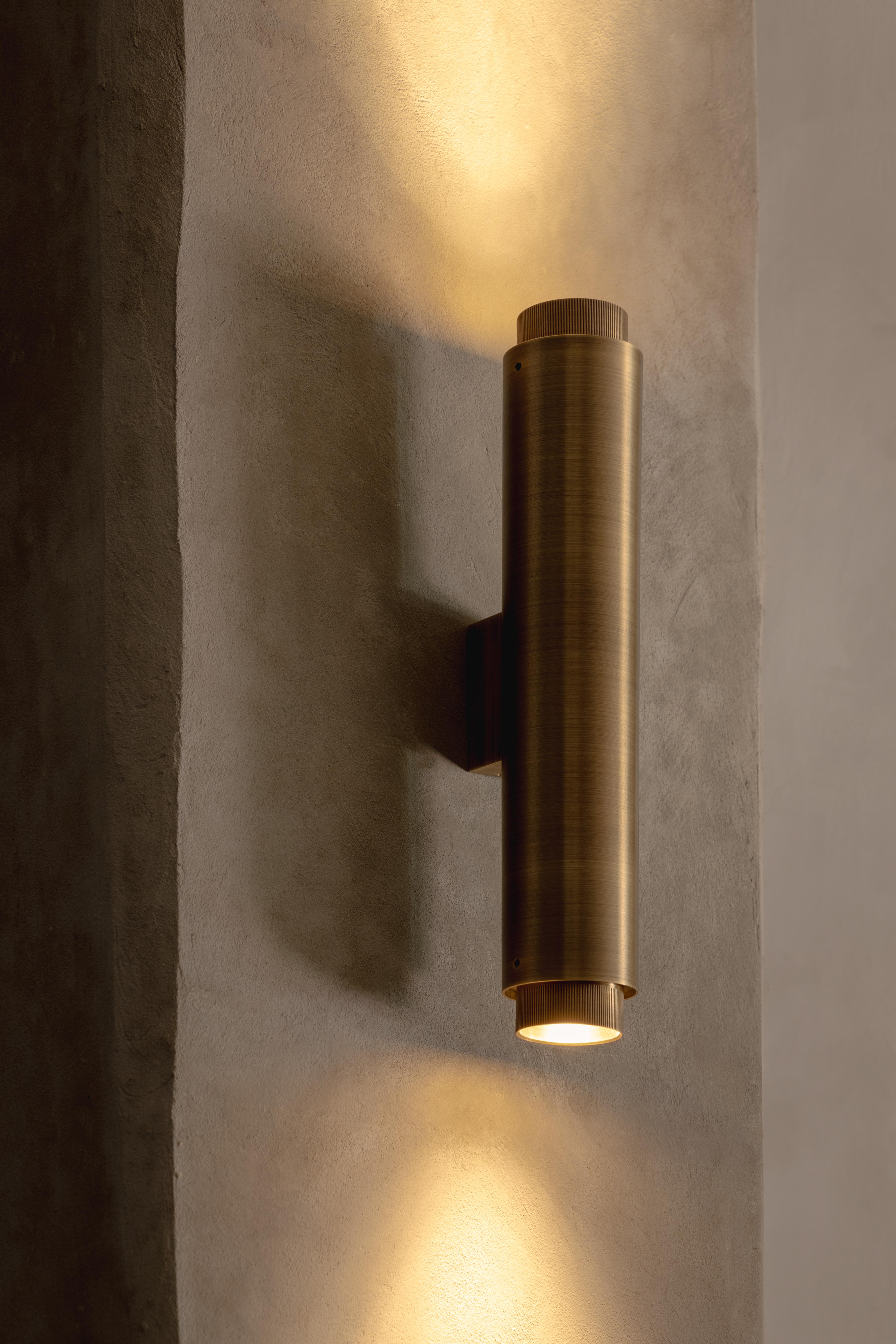 Wandleuchter Santa 63 aus Messing von Nuumbra
Abmessungen: Ø 6,3 x H 34 cm. 
MATERIALIEN: Gealtertes Messing.

Erhältlich in geschwärztem Stahl oder in gealtertem Messing. Preise können abweichen. Alle unsere Lampen können je nach Land verkabelt