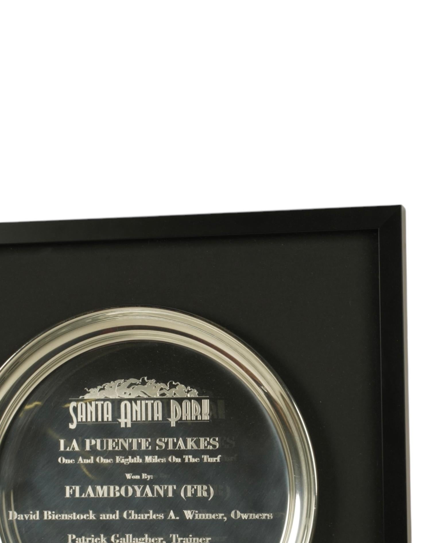 Possédez un morceau de l'histoire des courses de chevaux avec ce trophée Santa Anita Horse Racing, décerné au célèbre pur-sang Flamboyant.