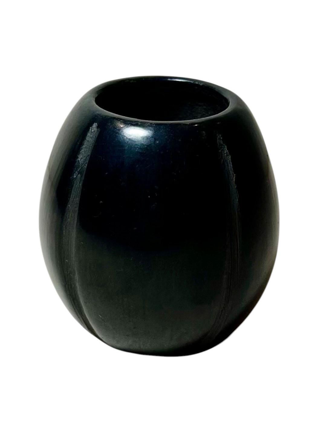Bol en poterie noire de Santa Clara Pueblo.  Vers les années 1970, Nouveau Mexique, États-Unis.