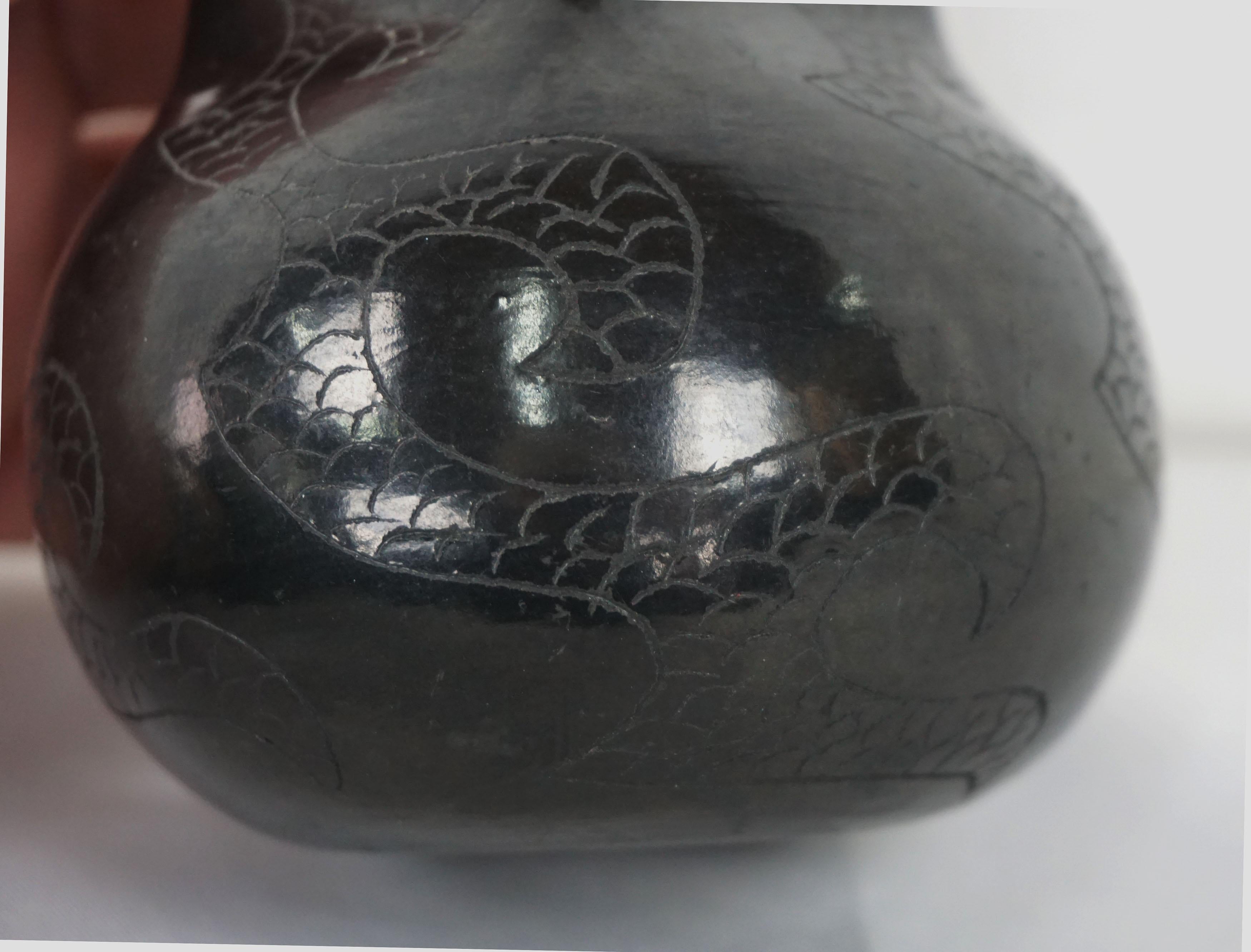 Santa Clara Pueblo Ananyu ''Schlangen'' Vase/Schale aus schwarzer Keramik (Indigene Kunst (Nord-/Südamerika)) im Angebot