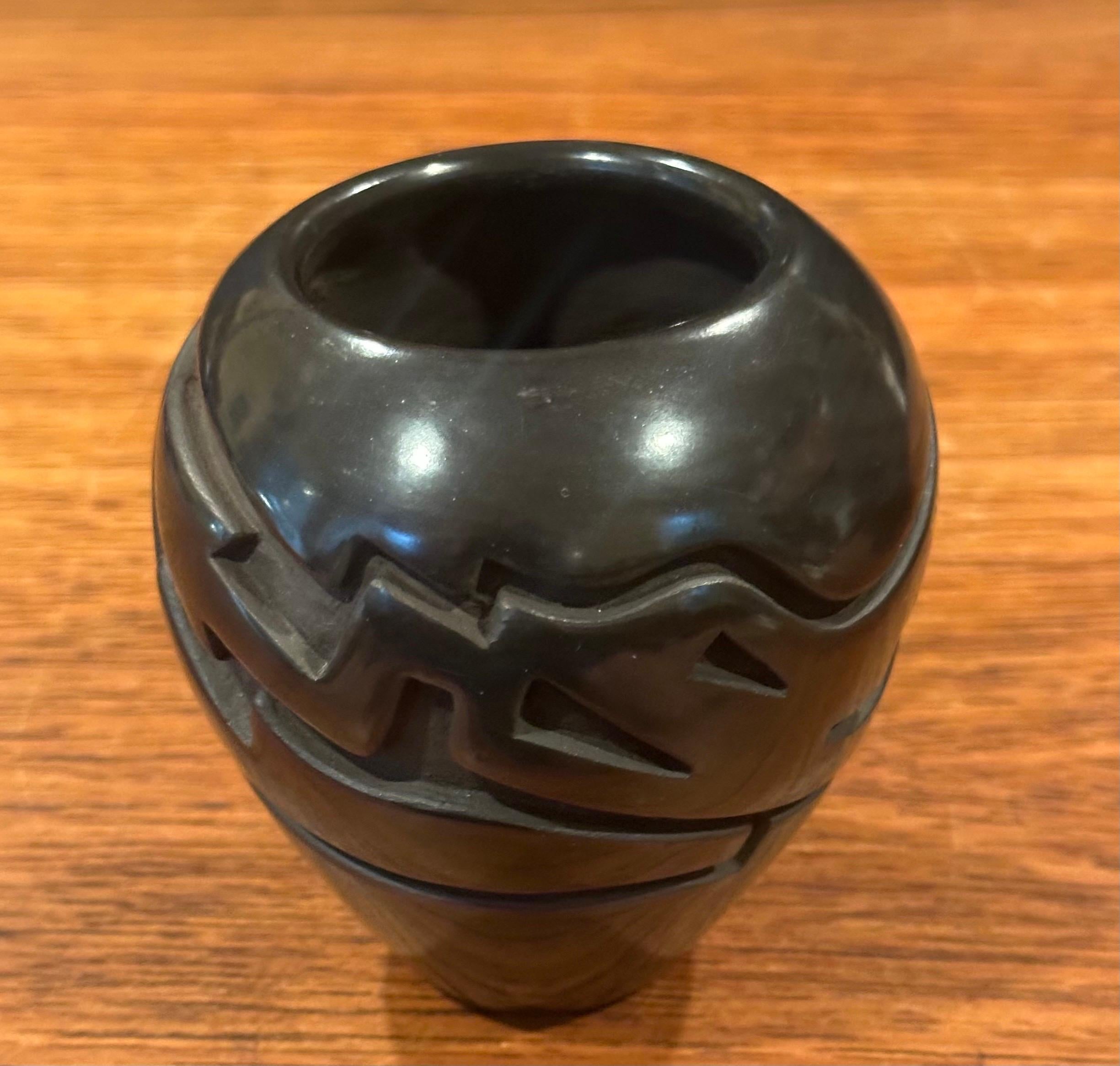 Jarrón geométrico de loza negra Santa Clara Pueblo by Vickie Martinez en venta 4