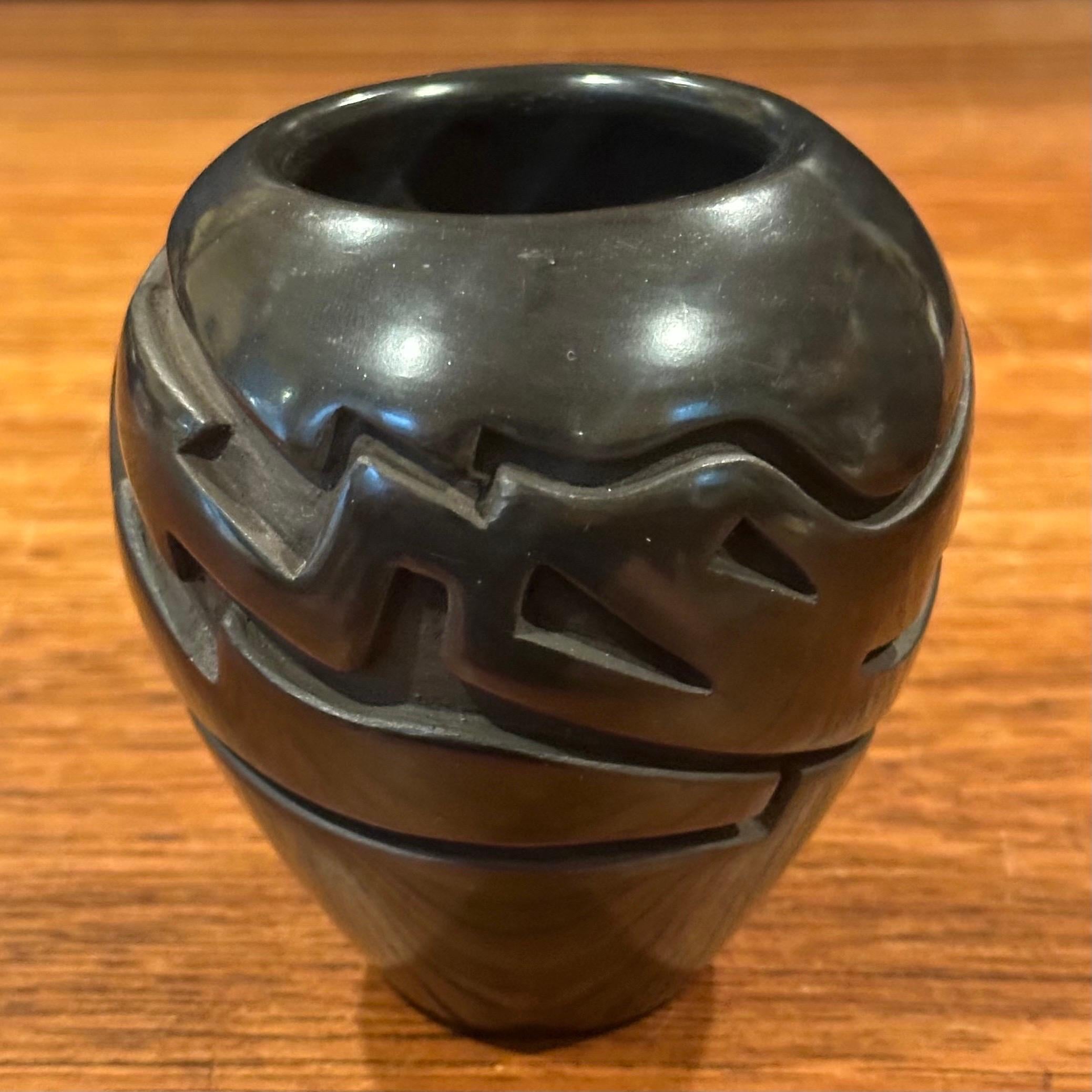 Jarrón geométrico de loza negra Santa Clara Pueblo by Vickie Martinez en venta 5