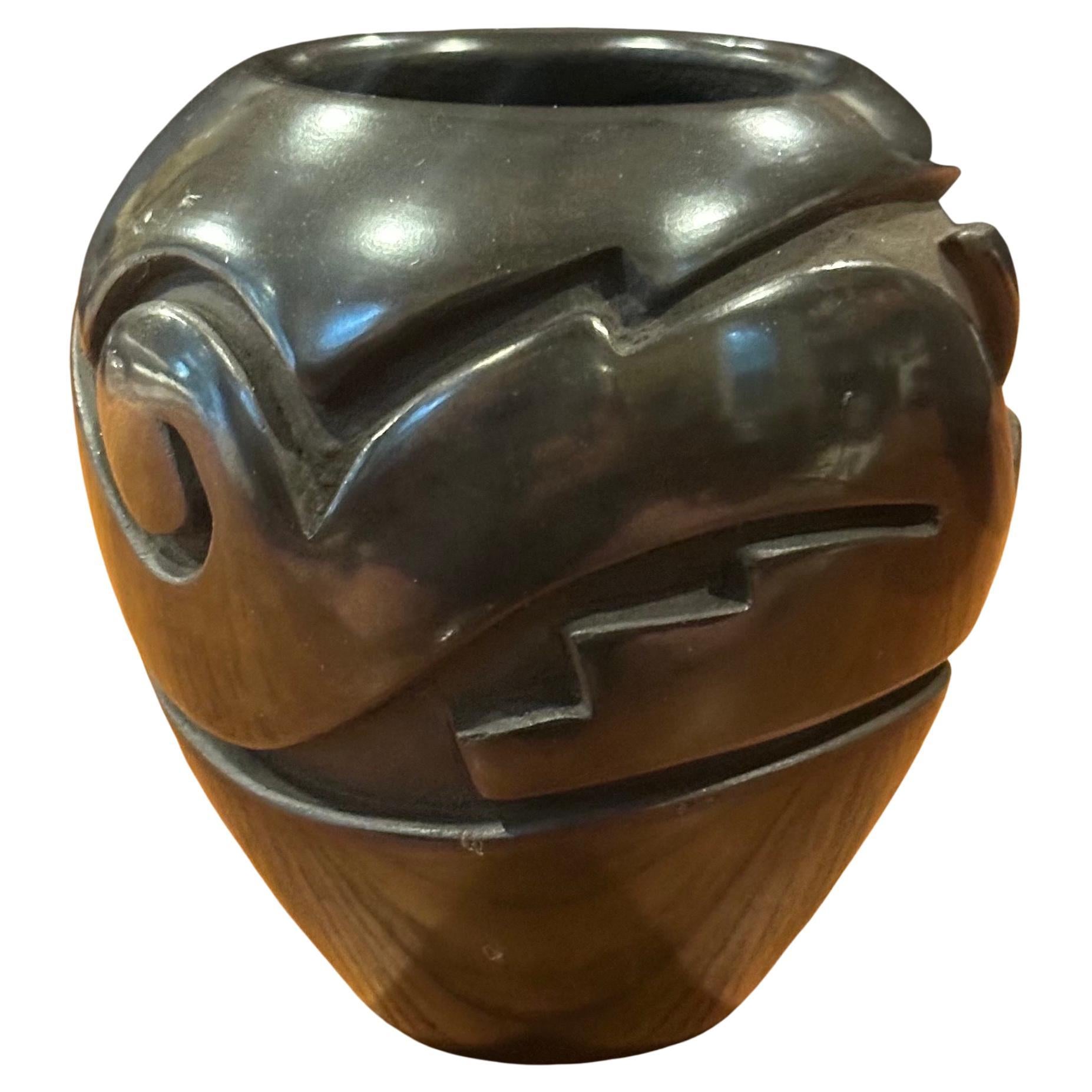 Jarrón geométrico de loza negra Santa Clara Pueblo by Vickie Martinez en venta 9
