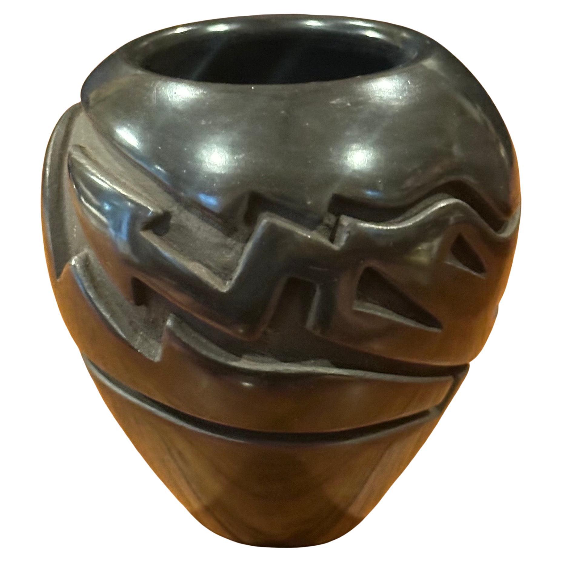 Jarrón geométrico de loza negra Santa Clara Pueblo by Vickie Martinez Estadounidense en venta