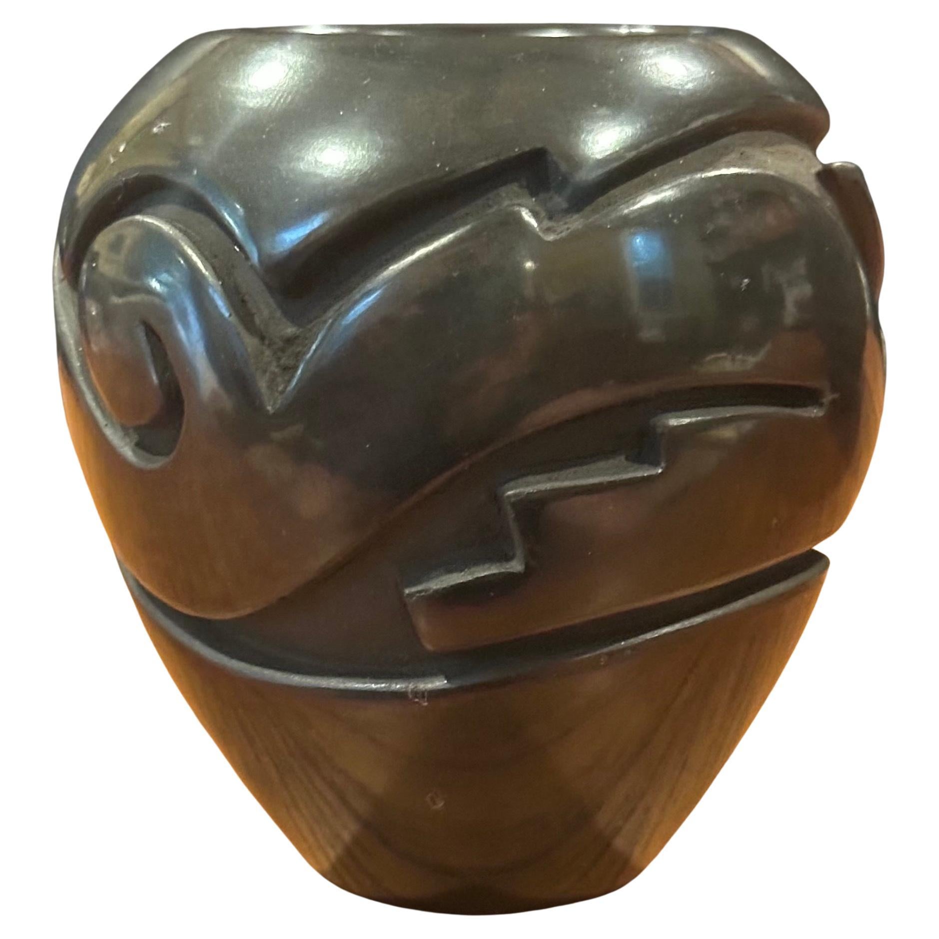 Jarrón geométrico de loza negra Santa Clara Pueblo by Vickie Martinez siglo XX en venta