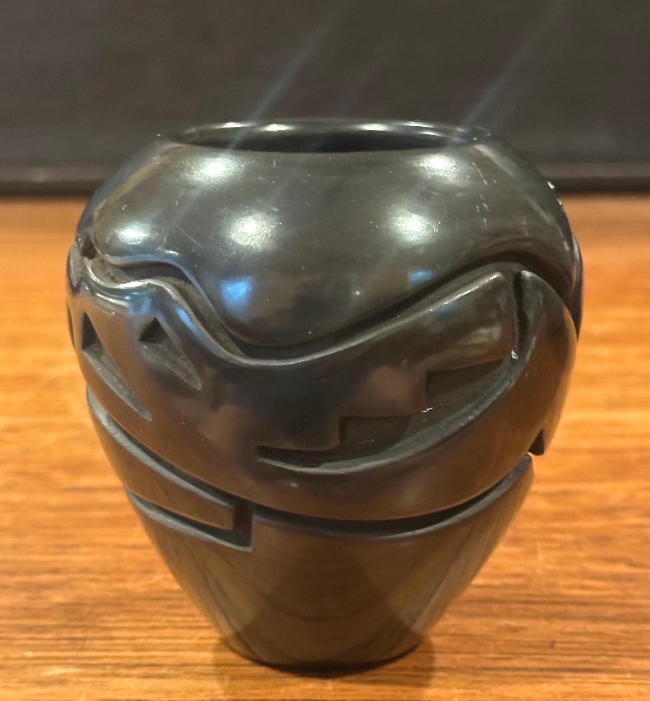Jarrón geométrico de loza negra Santa Clara Pueblo by Vickie Martinez en venta 1