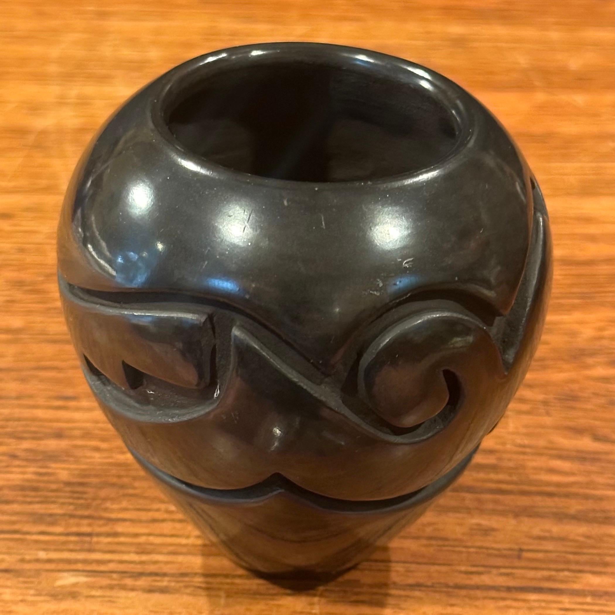 Jarrón geométrico de loza negra Santa Clara Pueblo by Vickie Martinez en venta 2