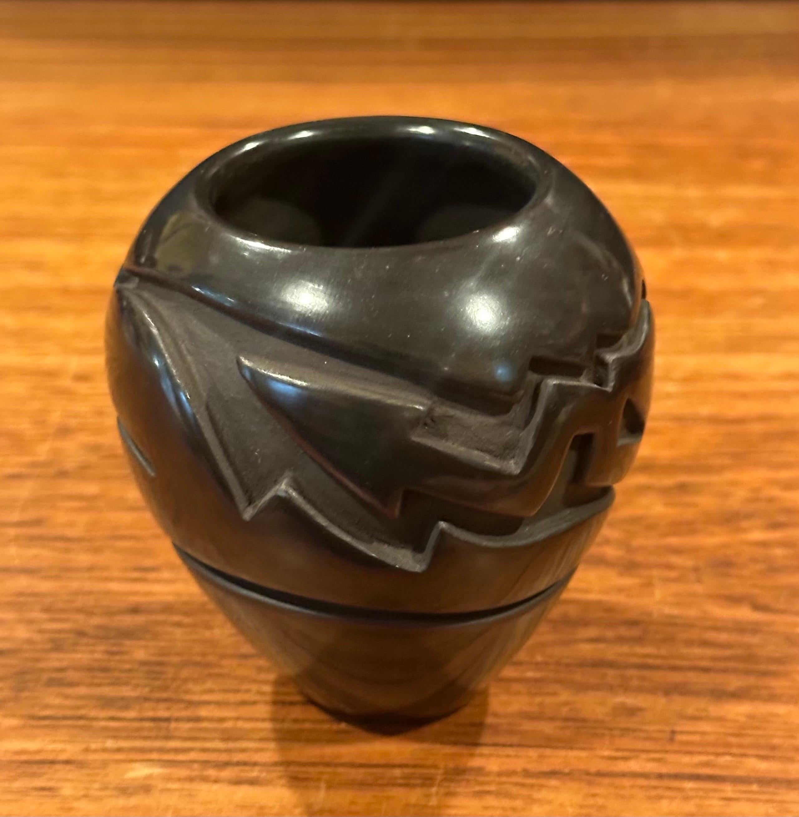Jarrón geométrico de loza negra Santa Clara Pueblo by Vickie Martinez en venta 3
