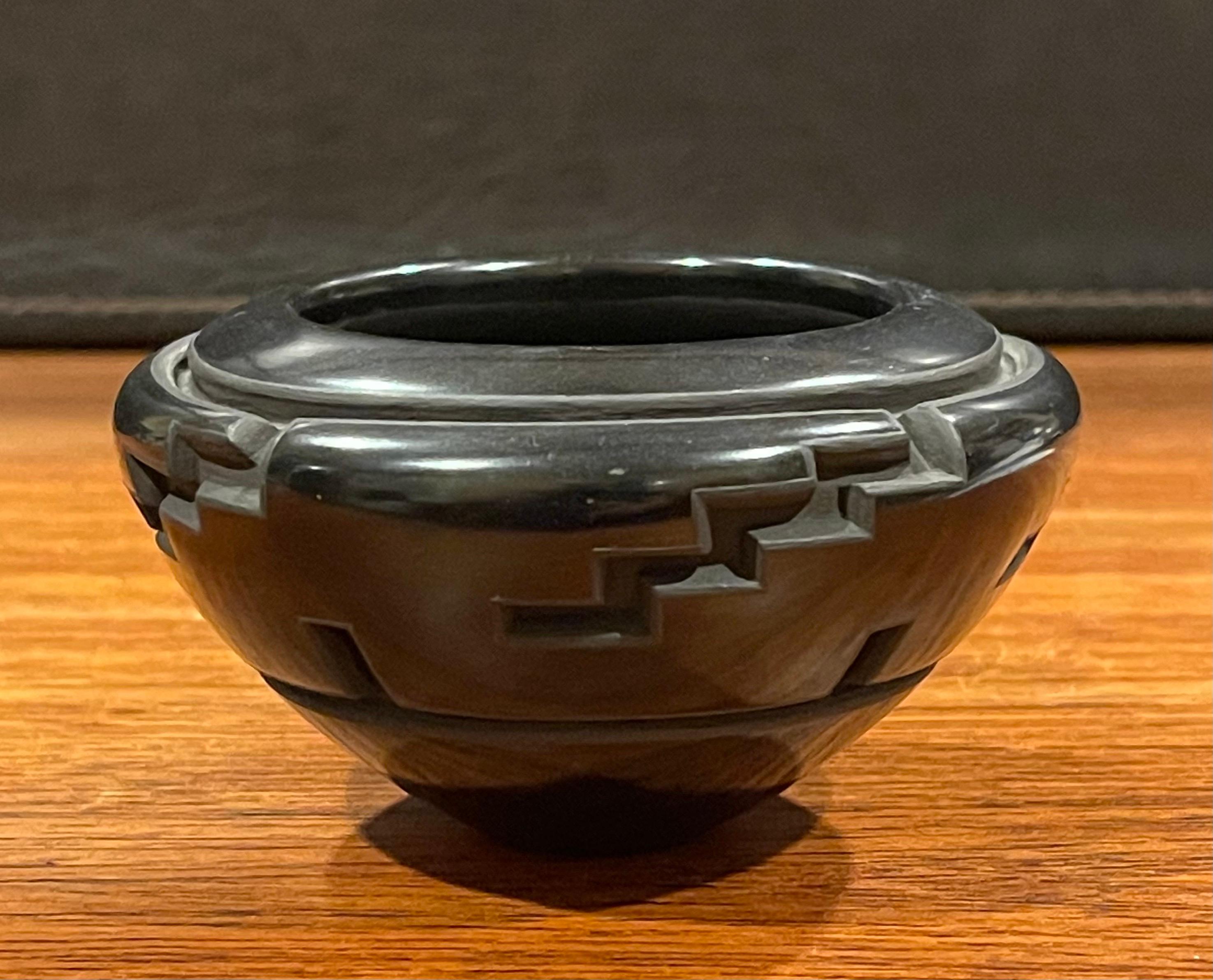 XX secolo Vaso geometrico Blackware Santa Clara Pueblo di Orville & Effie Garcia in vendita