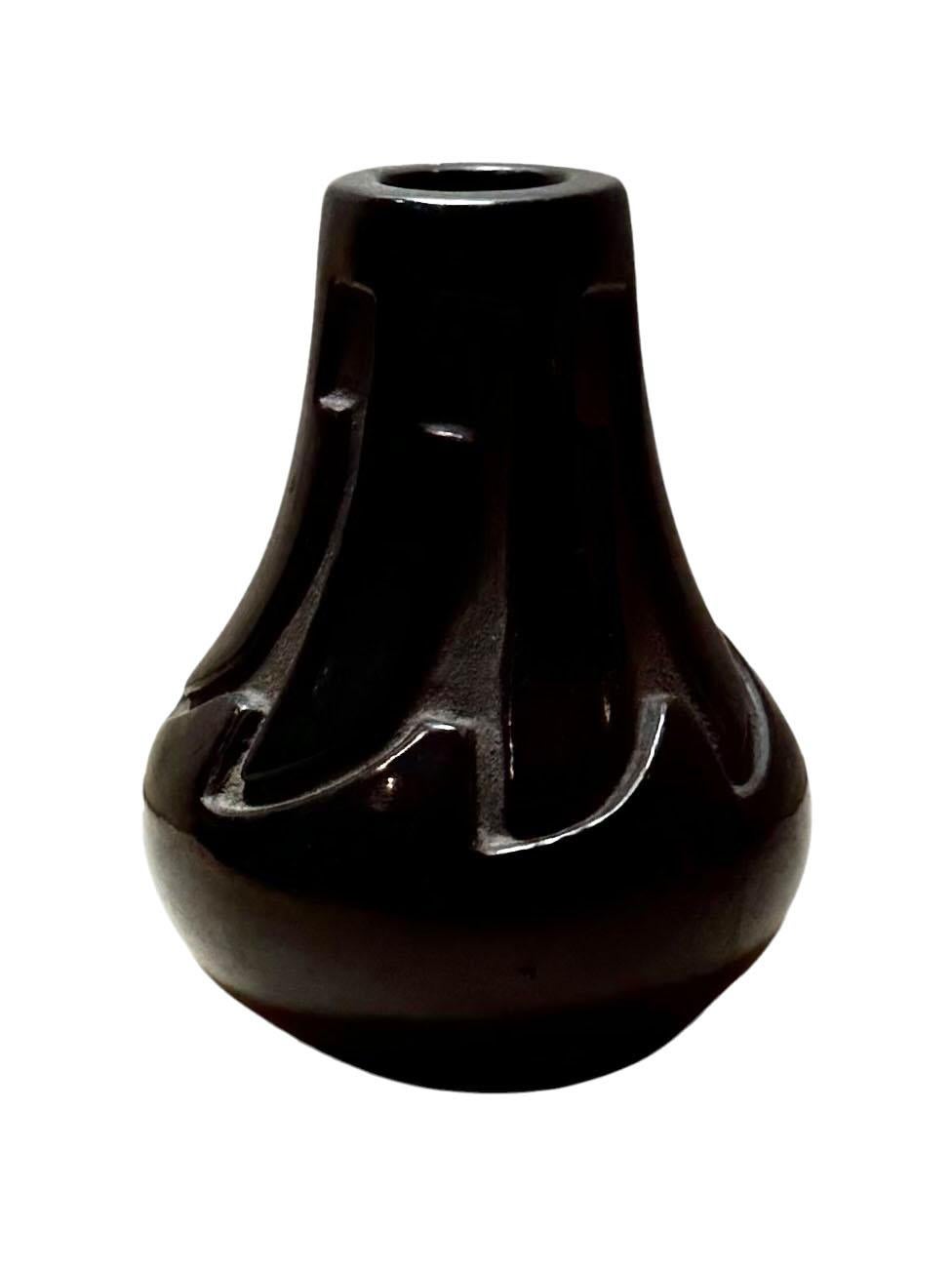 Vaso in Black Ware con disegno di piume del ceramista Receta Kosann di Santa Clara Pueblo, datato 7-4-77. New Mexico, USA.