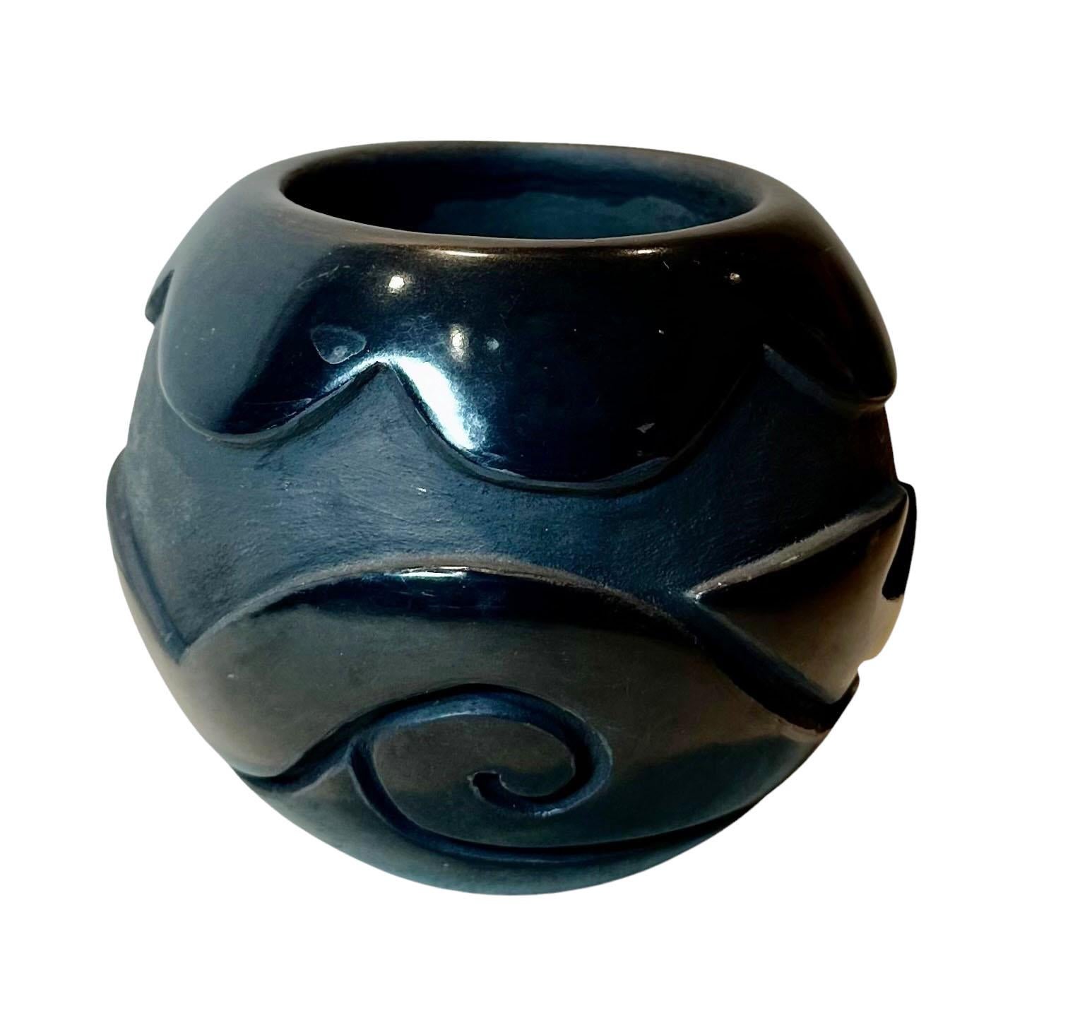 Un'opera meravigliosa di Santa Clara Pueblo in New Mexico. Ceramiche nere tradizionali fatte a mano con disegni di punte di freccia. L'apertura in alto è di un centimetro e mezzo. Circa anni '70.