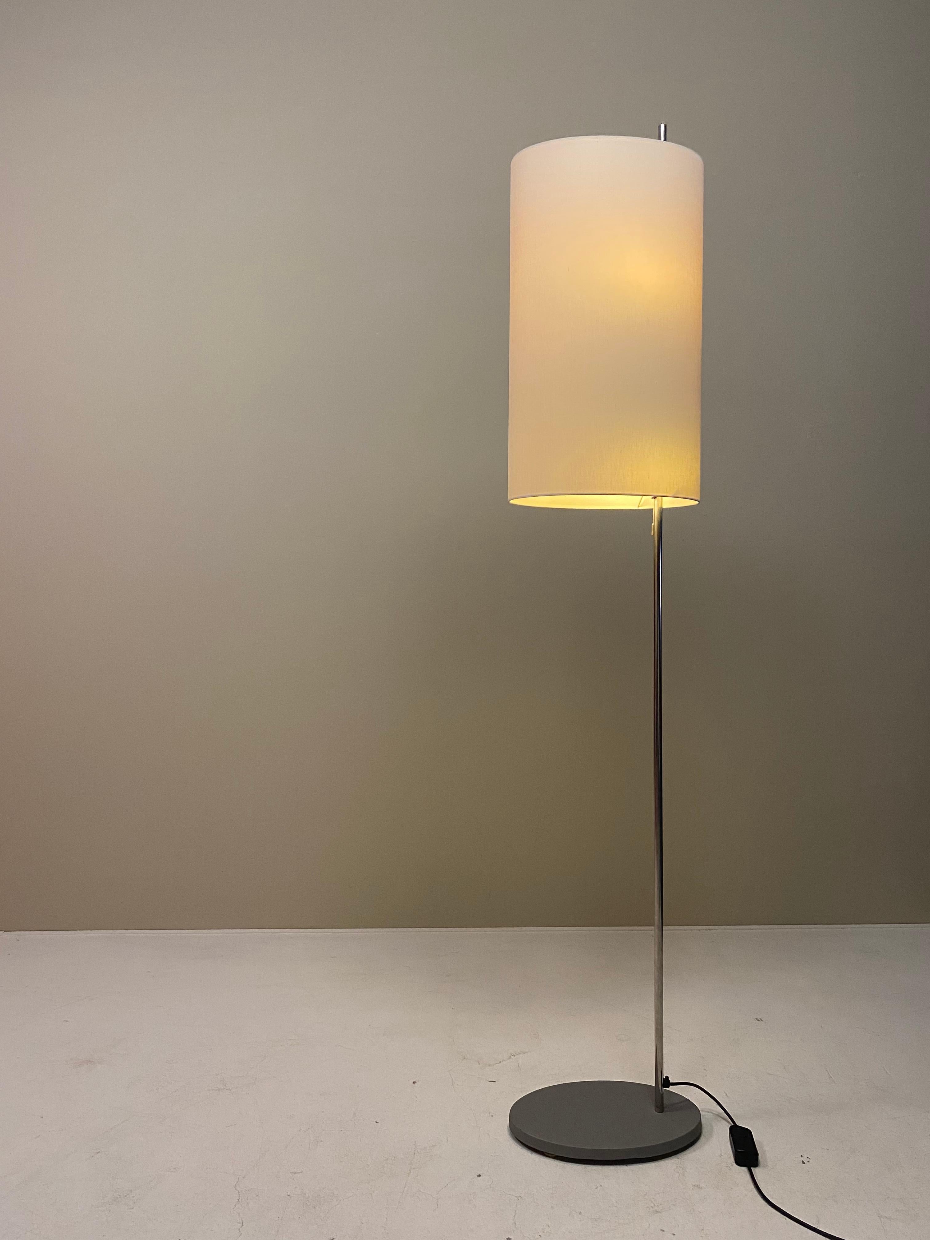 Santa & Cole AJ Royal Floor Lamp by Arne Jacobsen, SAS Royal Hotel, Room 606 In Good Condition In CULEMBORG, GE