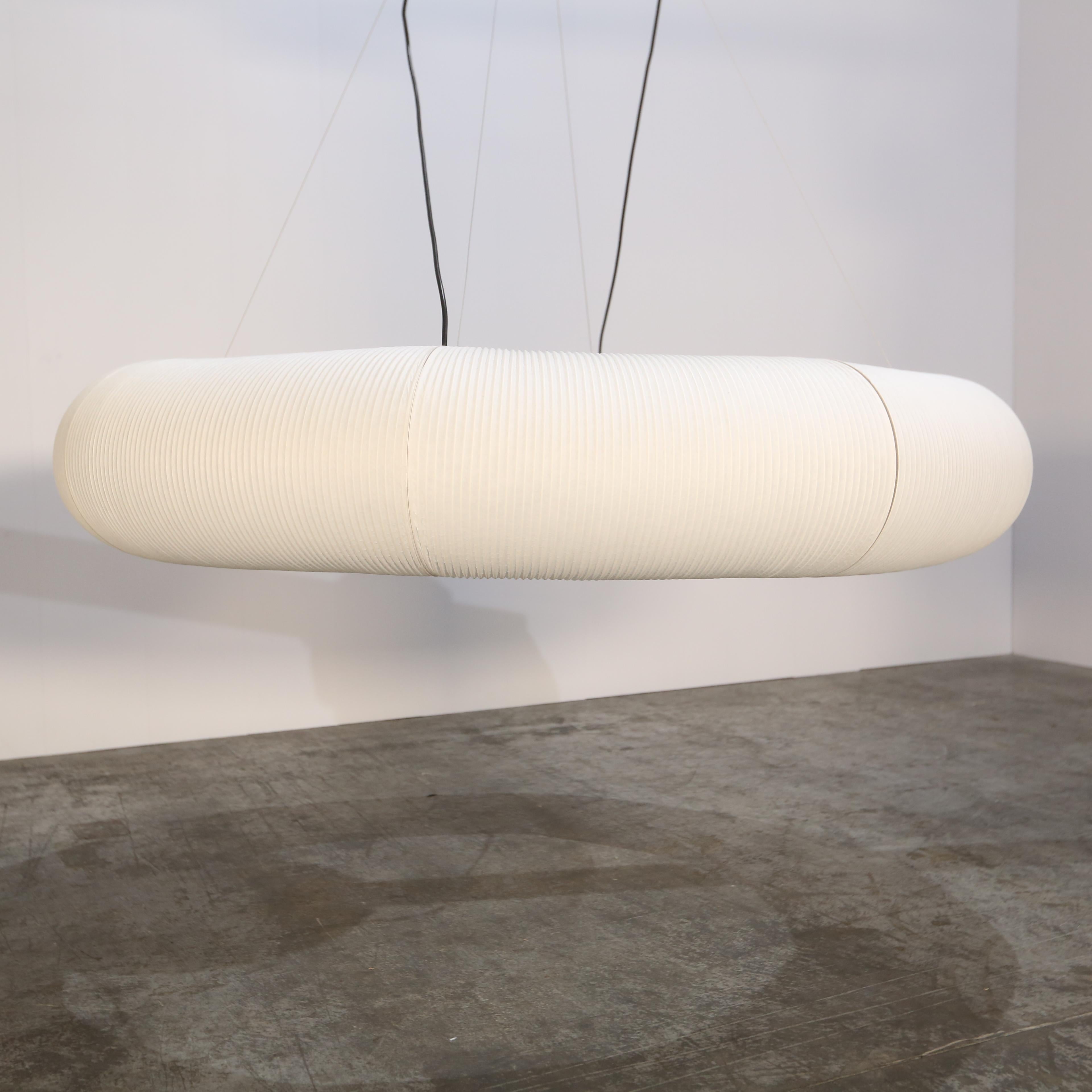 Aggiungi un tocco di moderna eleganza al tuo spazio con la lampada a sospensione Santa & Cole Tekio Circular P8 di Anthony Dickens. Questa splendida lampada a sospensione presenta un elegante design circolare, realizzato con materiali di alta