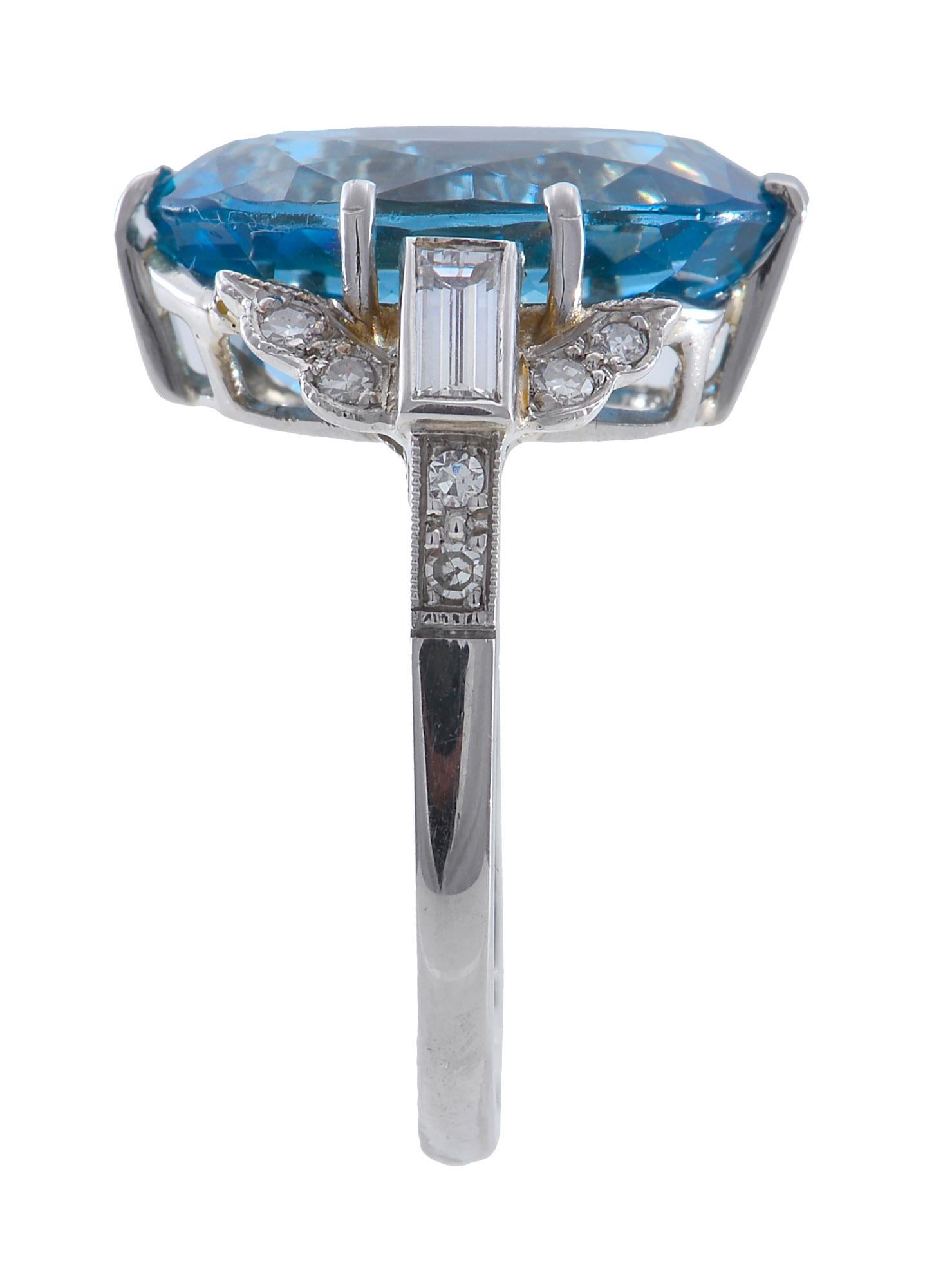 Modern Santa Maria Africana Aquamarine Diamond and Platinum Ring For Sale