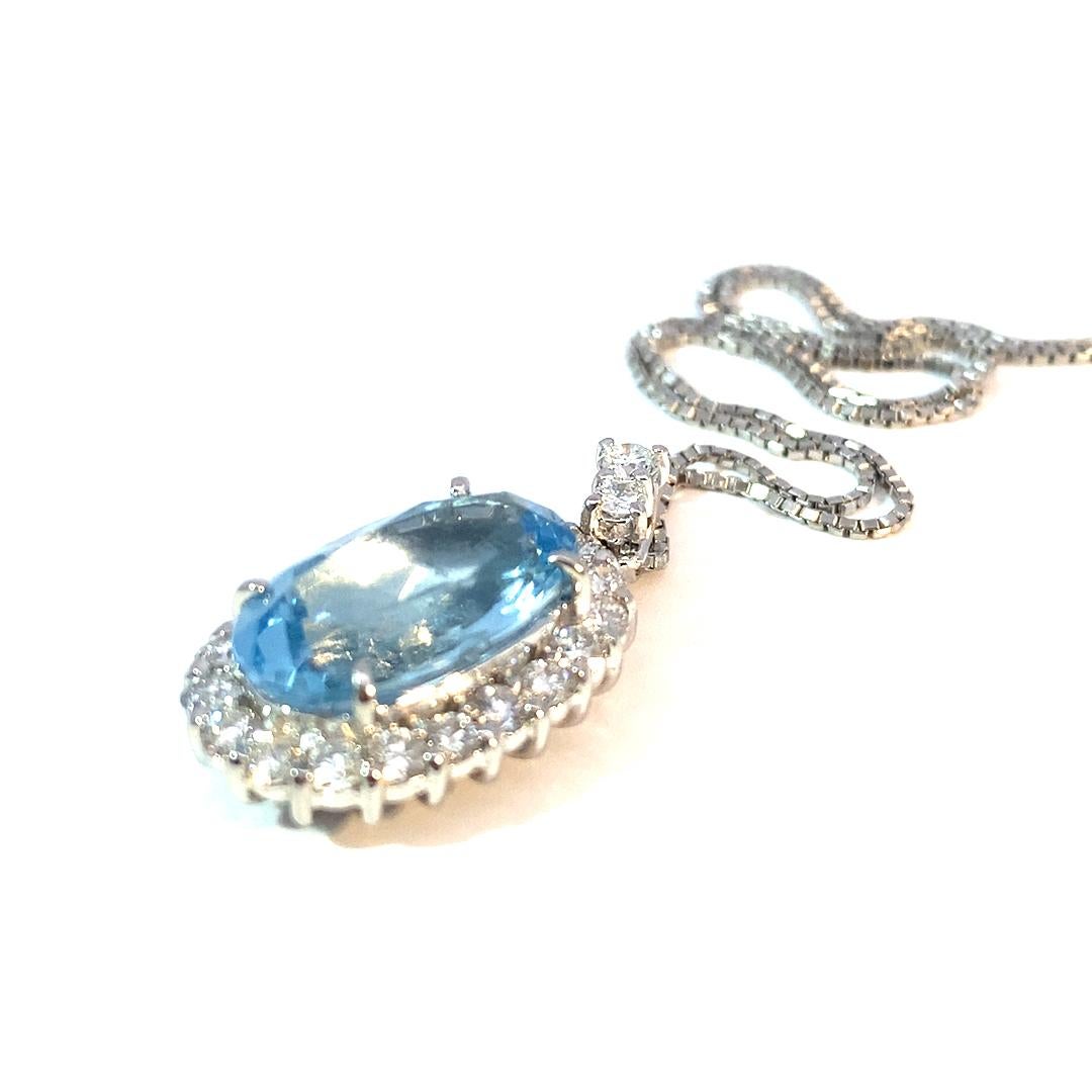 Acquamarina Santa Maria di splendida qualit�à ca. 3,80 ct, AAA, brillante e taglio molto buono, ovale con taglio a gradino, a raggiera racchiusa da brillanti a taglio pieno per un totale di ca. 0,87 ct, TW (bianco fine) / VVS-VS (inclusioni molto