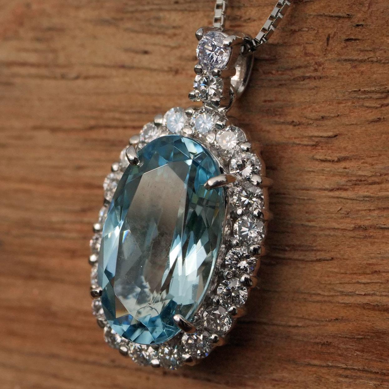 Moderno Ciondolo Brilliante Santa Maria Aquamarin 3.80 ct  Platino 0.87 ct Colore raro in vendita