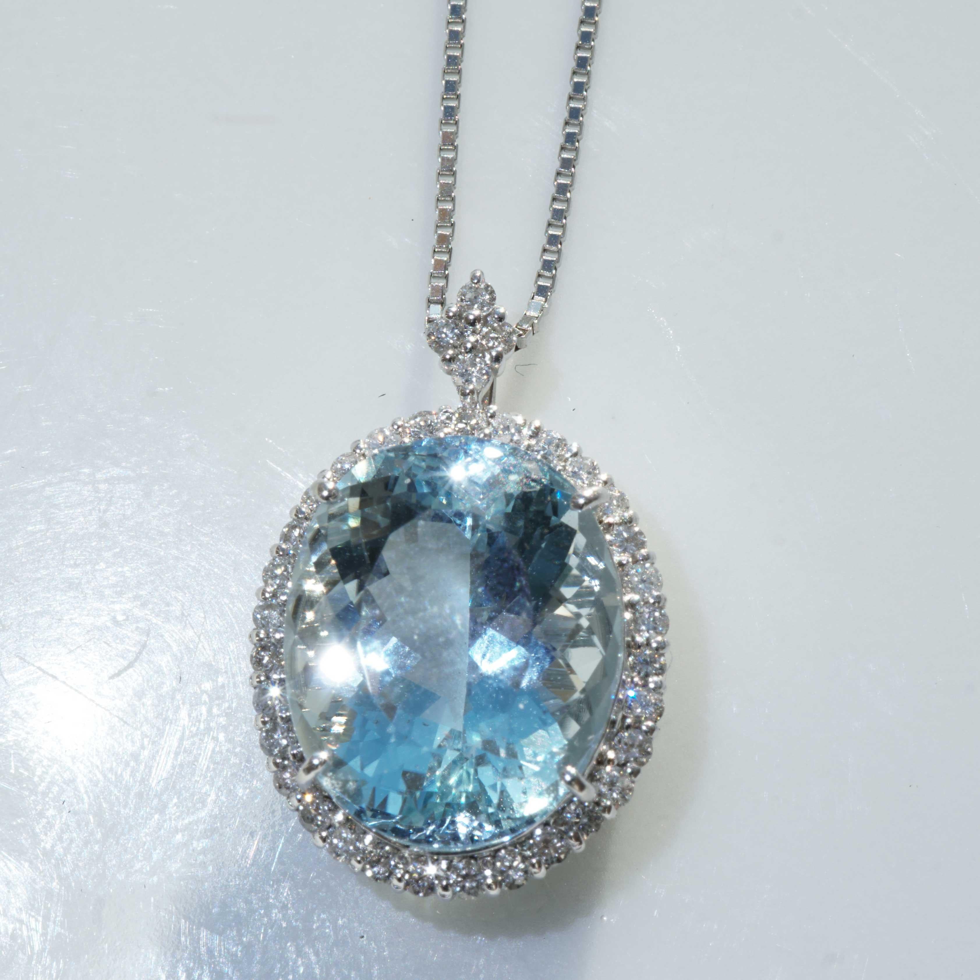 one Santa Maria Aquamarine in beautiful quality ca. 7.408 ct, AAA, brilliant and cut very good, oval in step-cut, in halo style enclosed by full cut brilliants total ca. 0.35 ct, TW (fine white) / VVS-VS (very very small - very small inclusions),